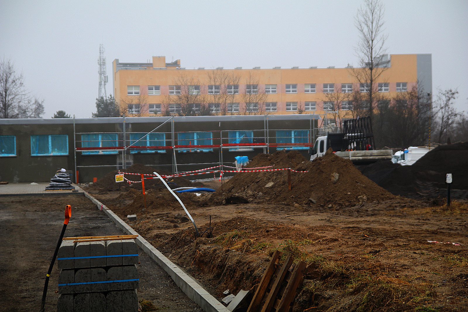 Trwają intensywne prace przy budowie szpitala modułowego
