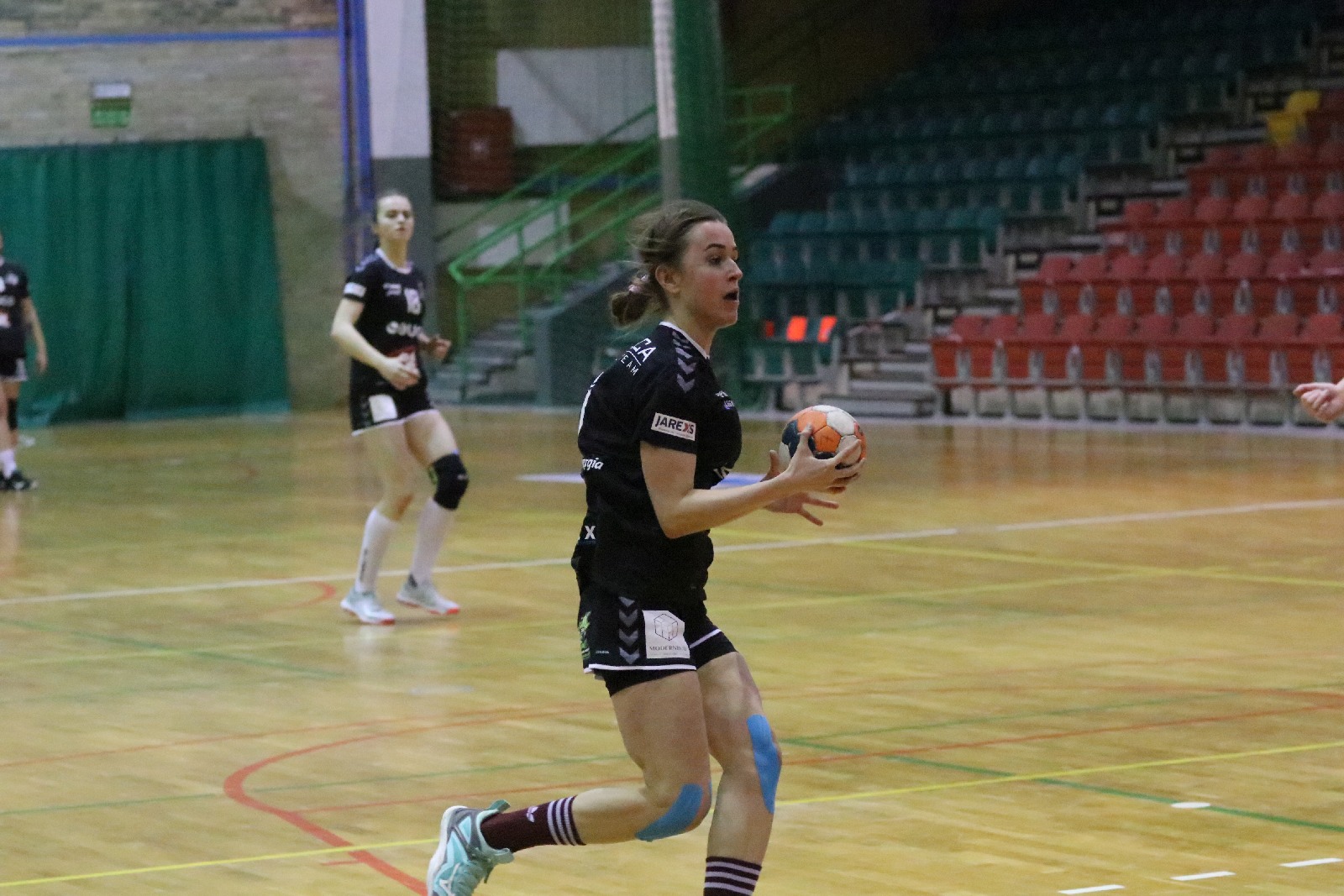 UKS Dziewiątka Legnica wygrywa we własnej hali z  Żarami