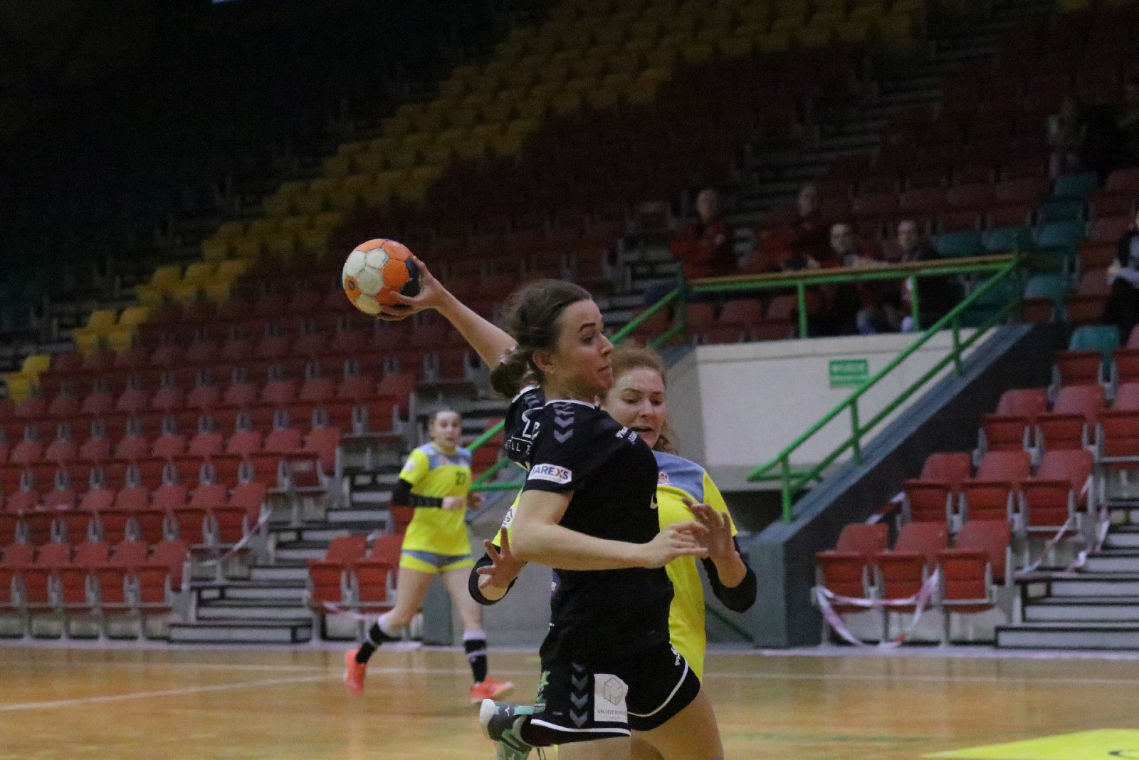 UKS Dziewiątka Legnica wygrywa we własnej hali z  Żarami