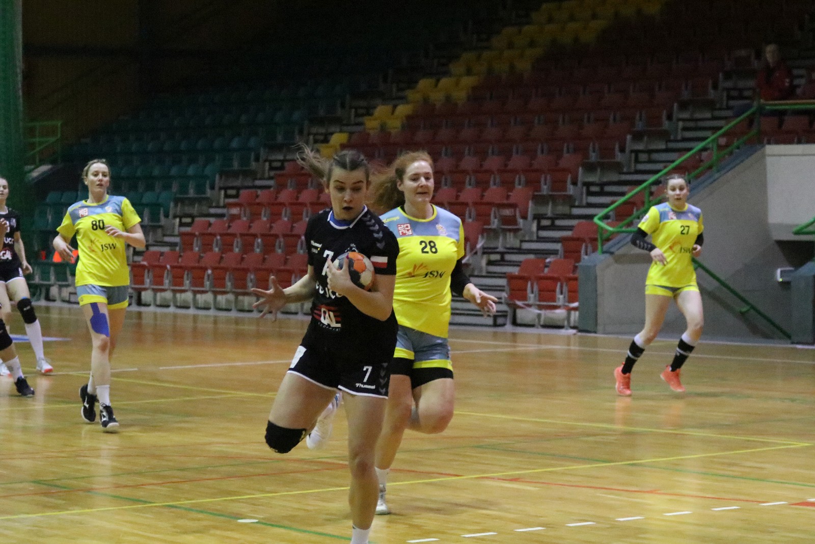 UKS Dziewiątka Legnica wygrywa we własnej hali z  Żarami