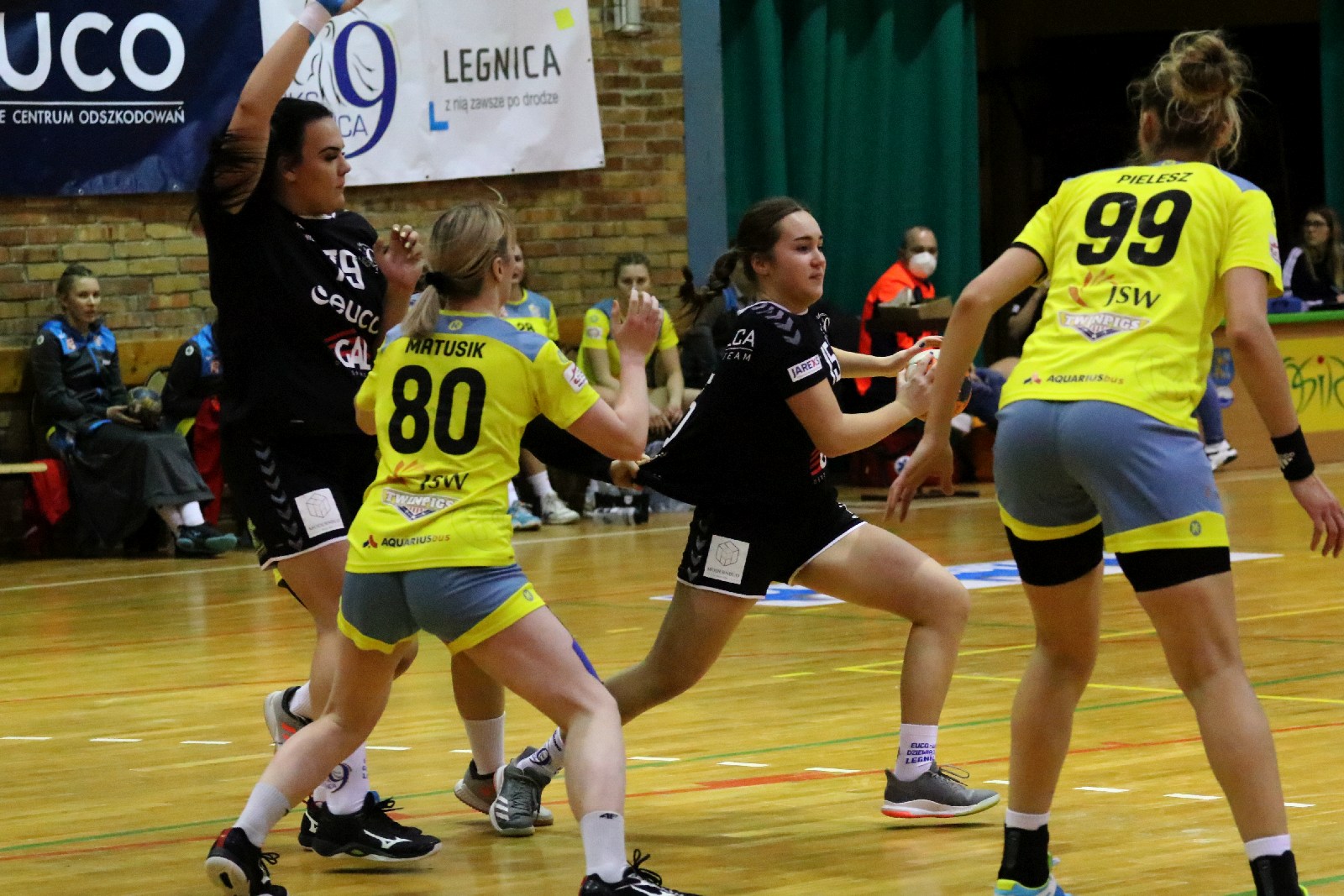 UKS Dziewiątka Legnica wygrywa we własnej hali z  Żarami