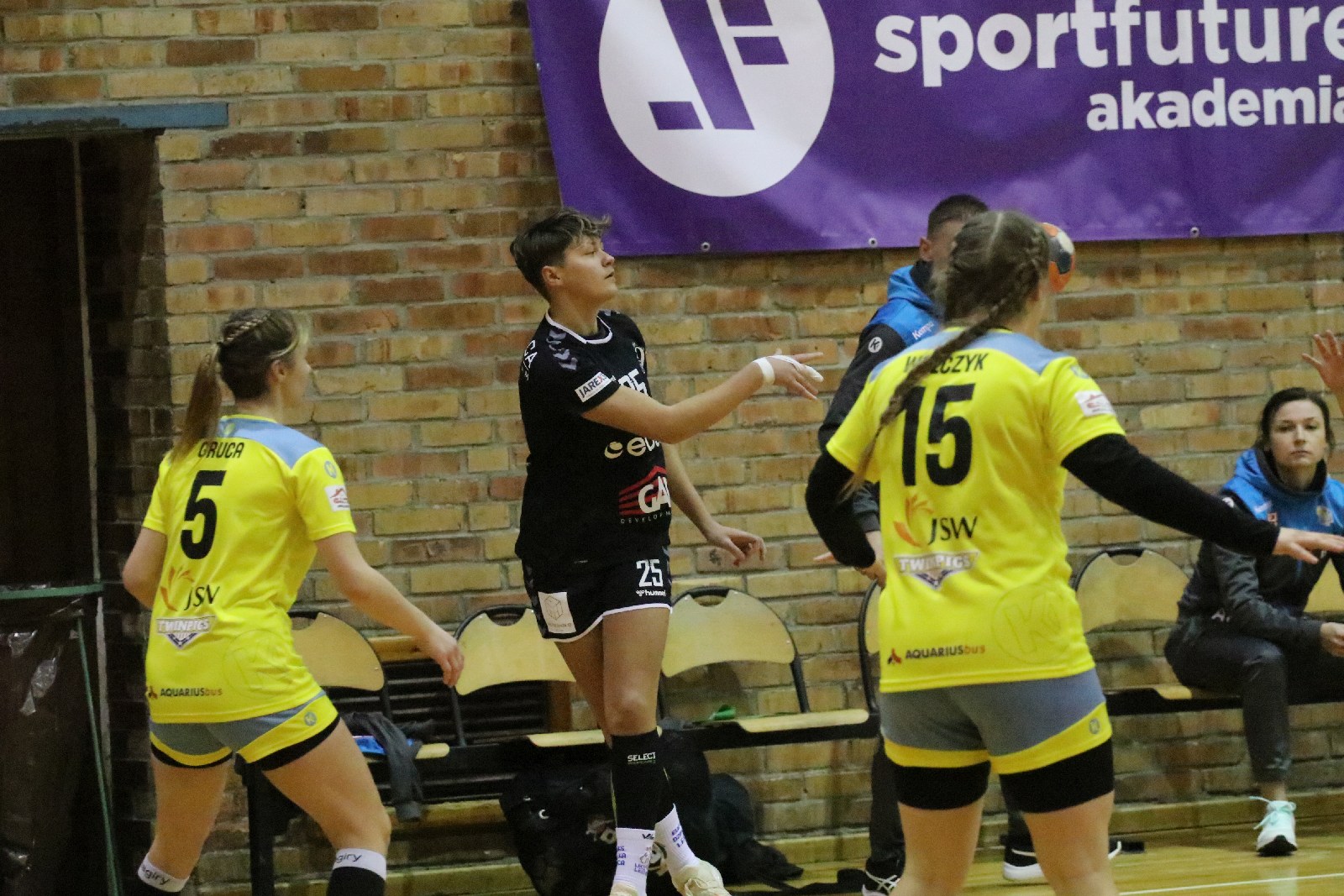 UKS Dziewiątka Legnica wygrywa we własnej hali z  Żarami