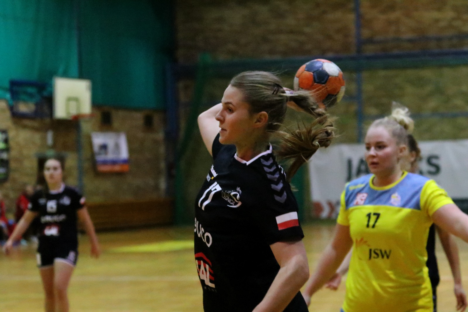 UKS Dziewiątka Legnica wygrywa we własnej hali z  Żarami