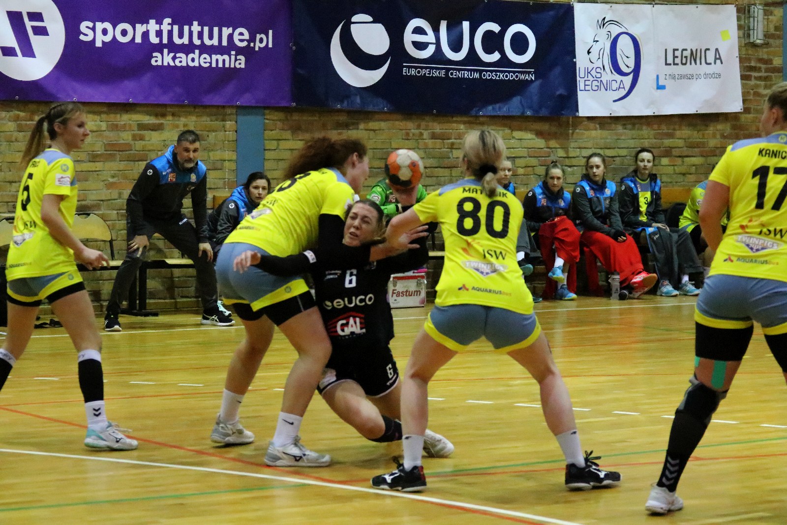UKS Dziewiątka Legnica wygrywa we własnej hali z  Żarami
