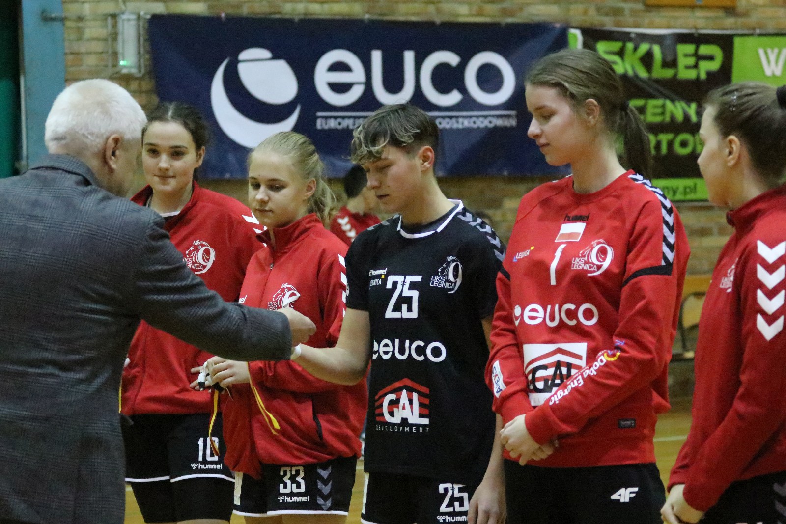 UKS Dziewiątka Legnica wygrywa we własnej hali z  Żarami