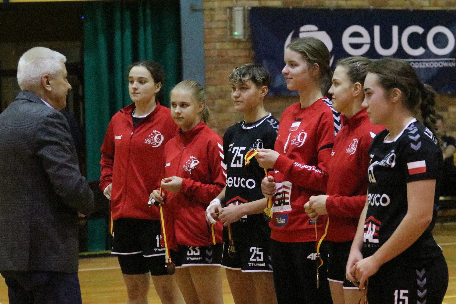 UKS Dziewiątka Legnica wygrywa we własnej hali z  Żarami