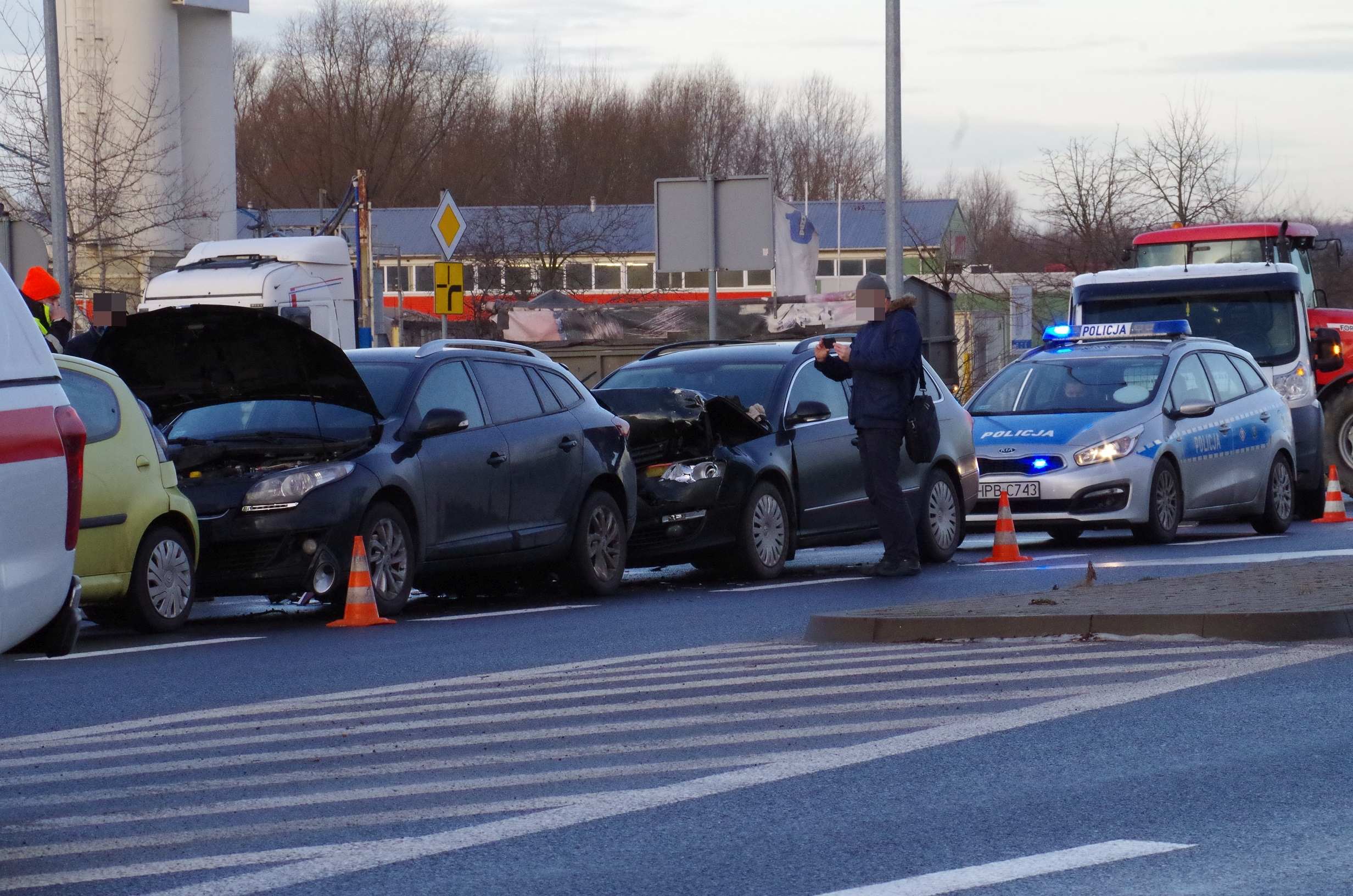 Zderzenie czterech aut na ulicy Gniewomierskiej