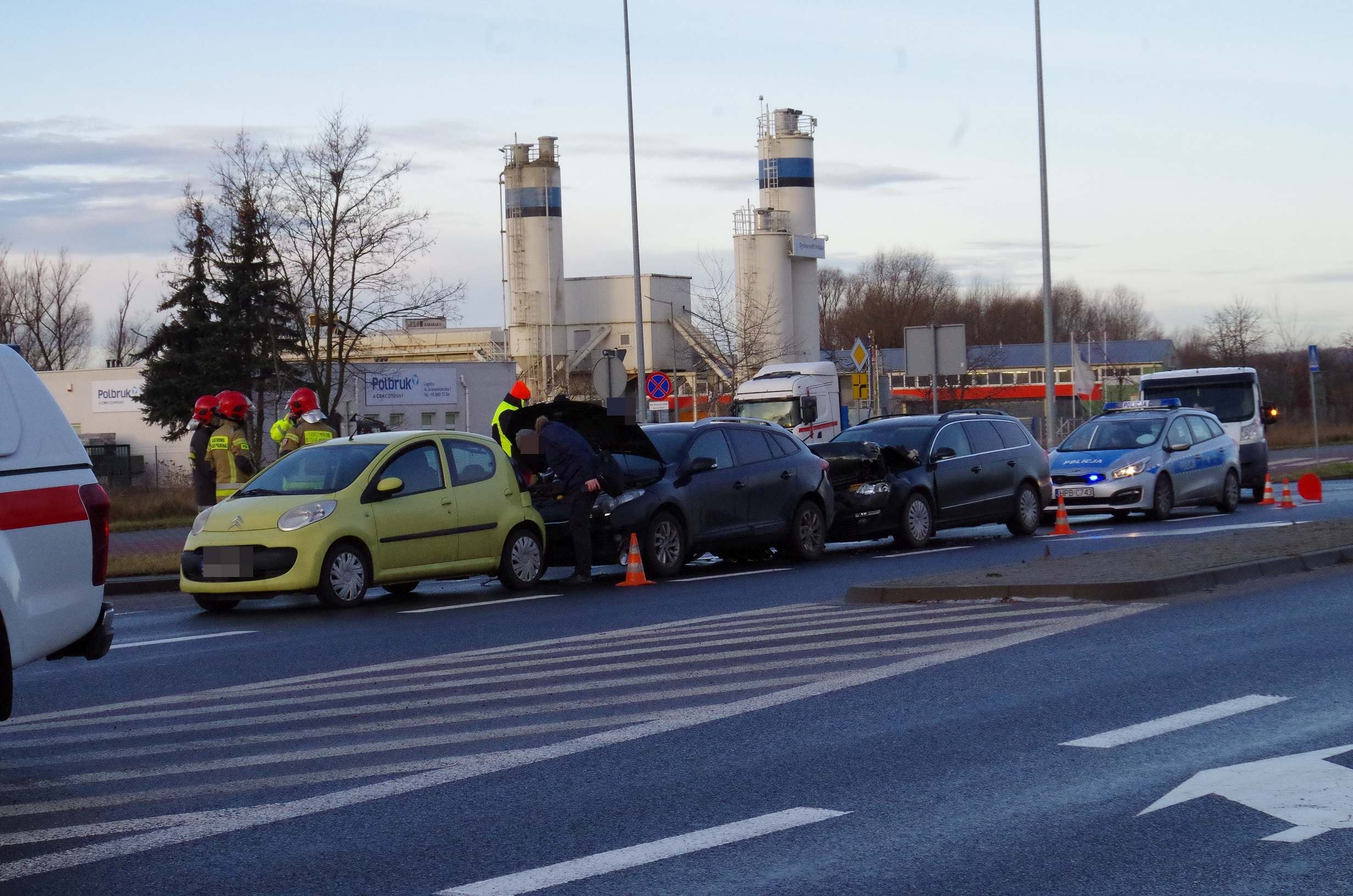 Zderzenie czterech aut na ulicy Gniewomierskiej