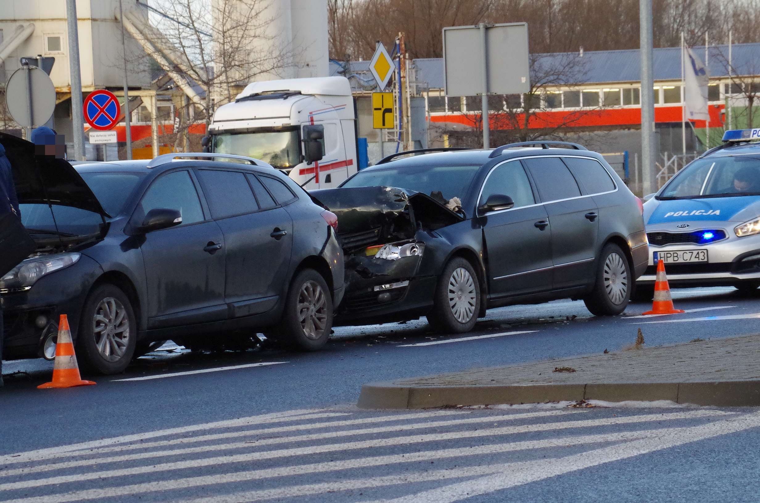 Zderzenie czterech aut na ulicy Gniewomierskiej
