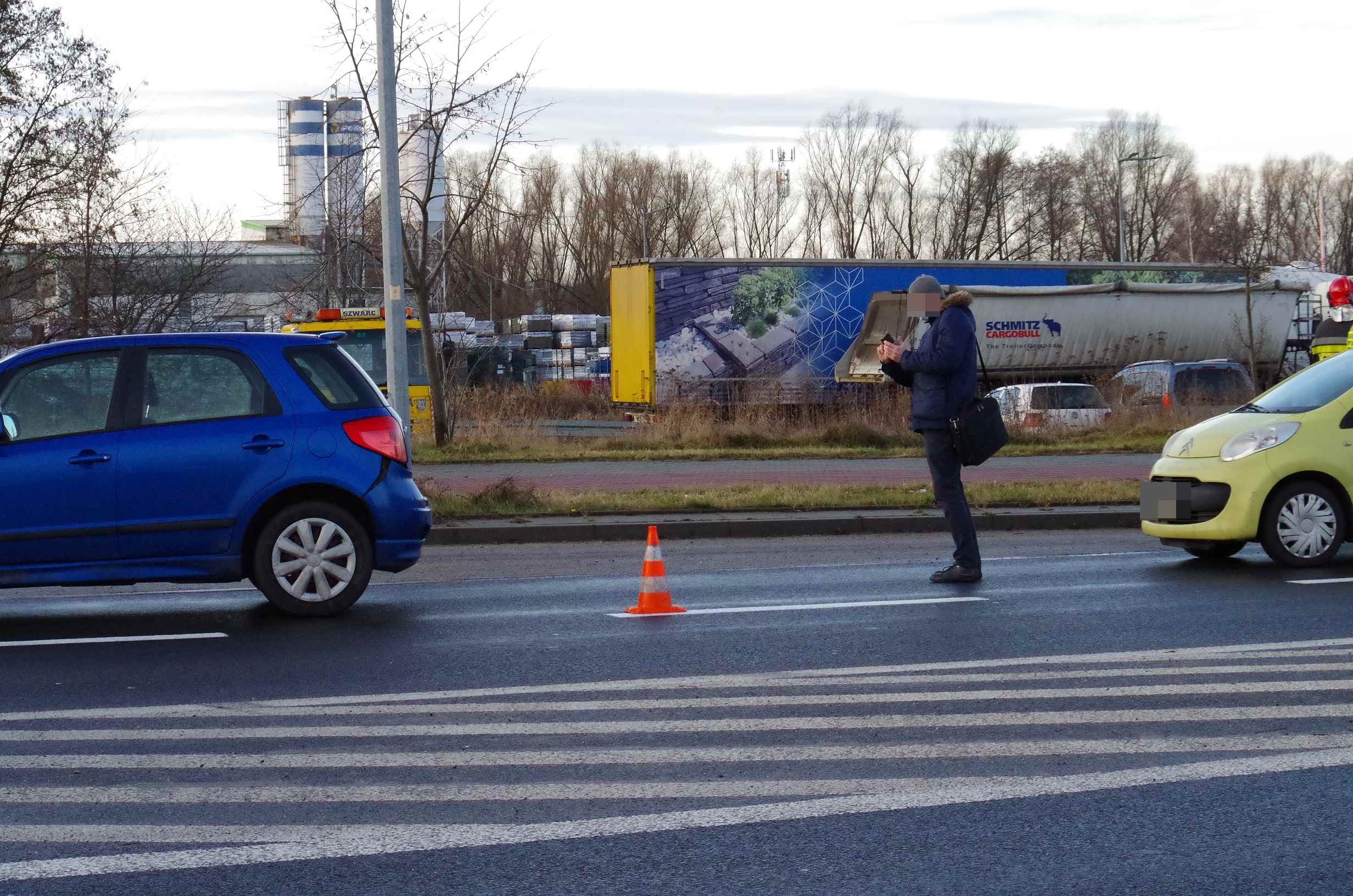 Zderzenie czterech aut na ulicy Gniewomierskiej