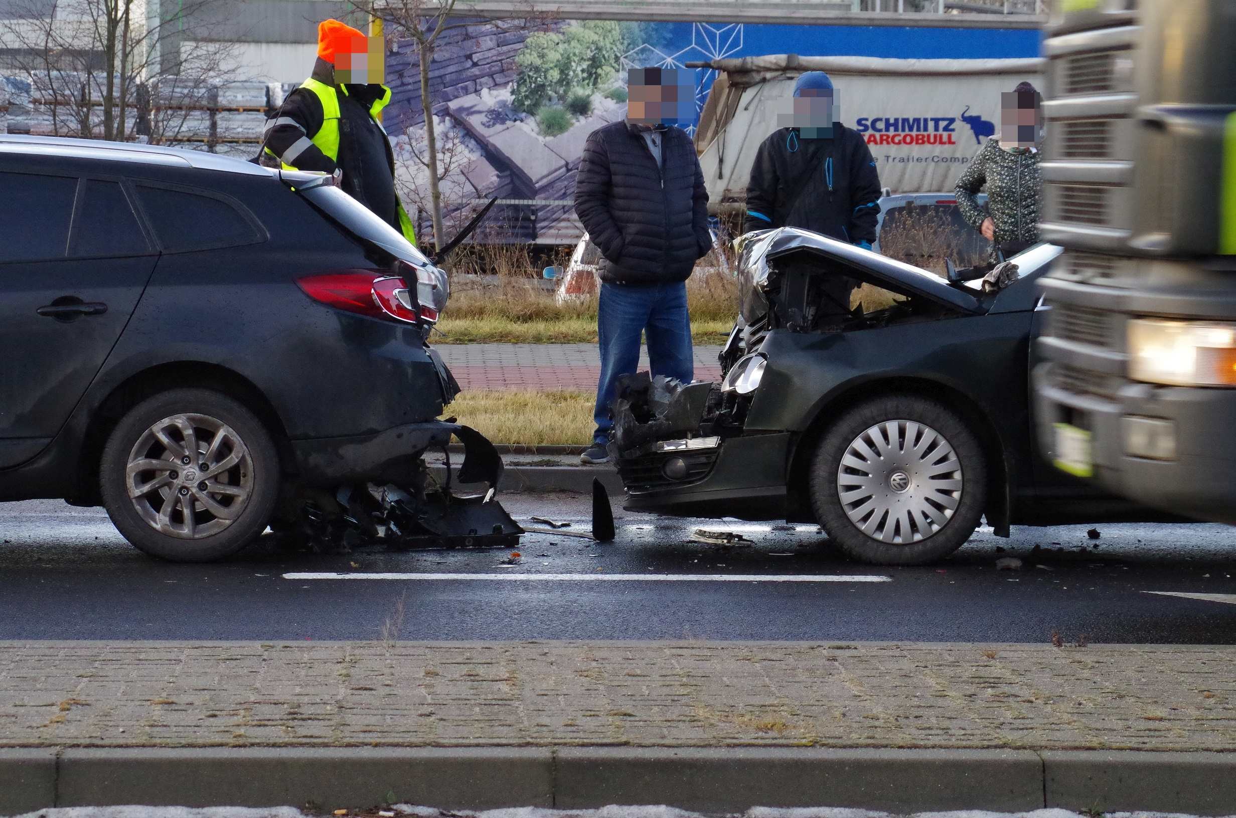 Zderzenie czterech aut na ulicy Gniewomierskiej