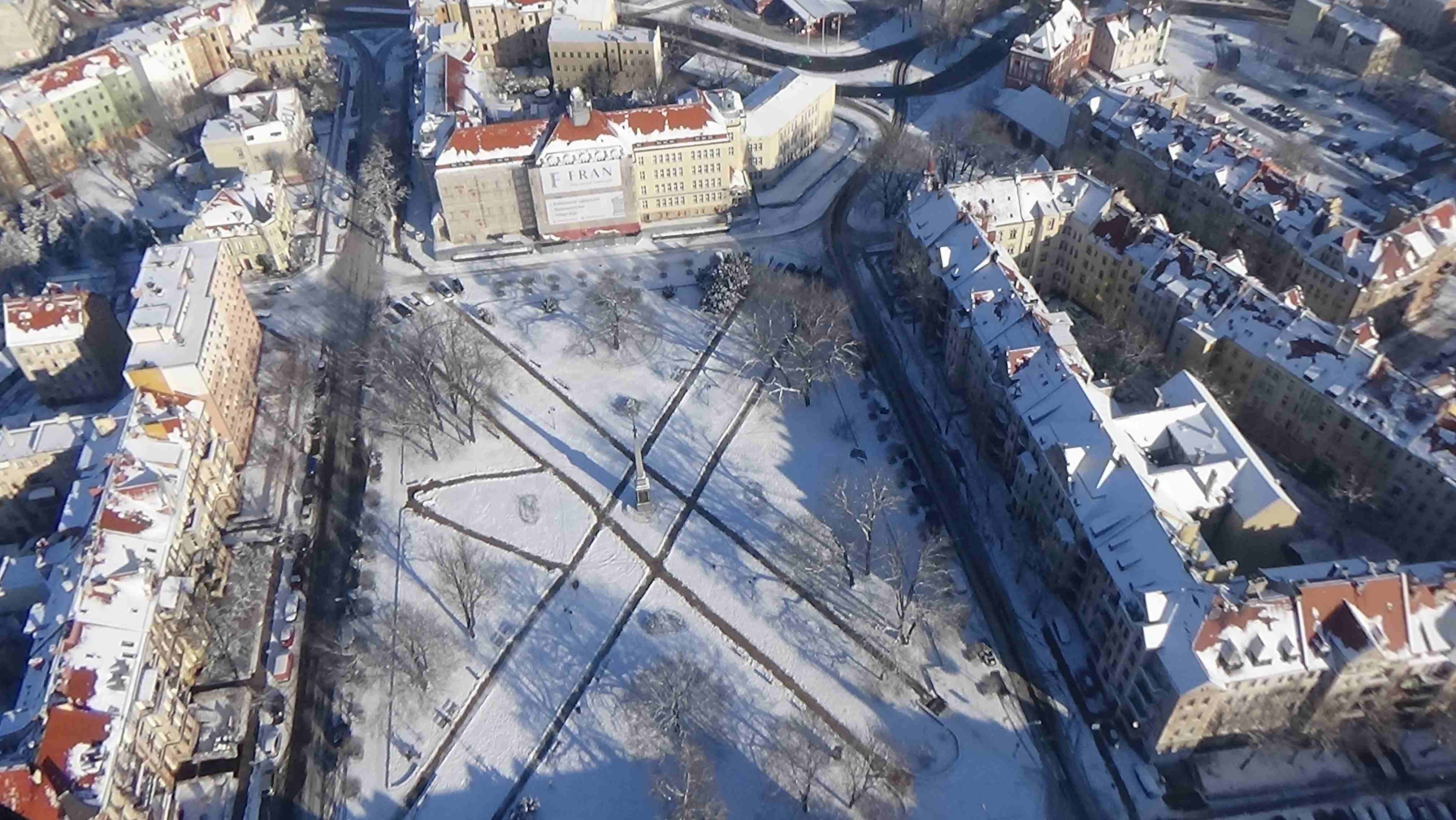 Legnica z lotu ptaka w zimowej scenerii