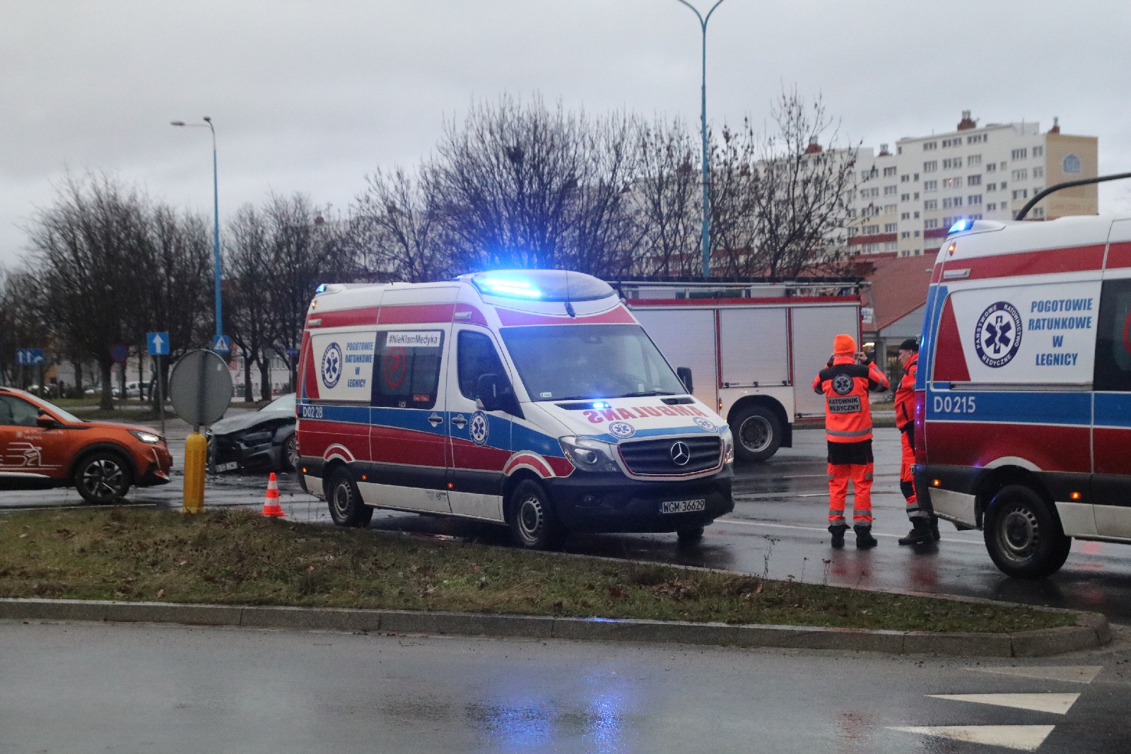 Wypadek z udziałem karetki na skrzyżowaniu koło Lidla