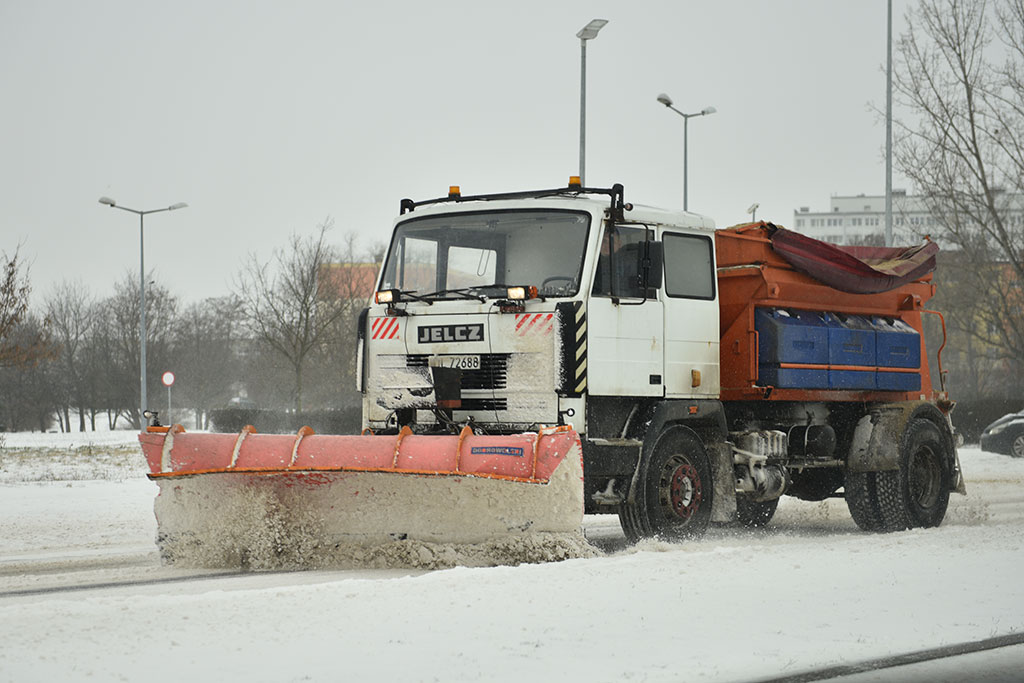 Legnickie drogi pod śniegiem. Utrudnienia w ruchu drogowym
