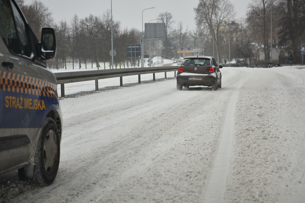 Legnickie drogi pod śniegiem. Utrudnienia w ruchu drogowym