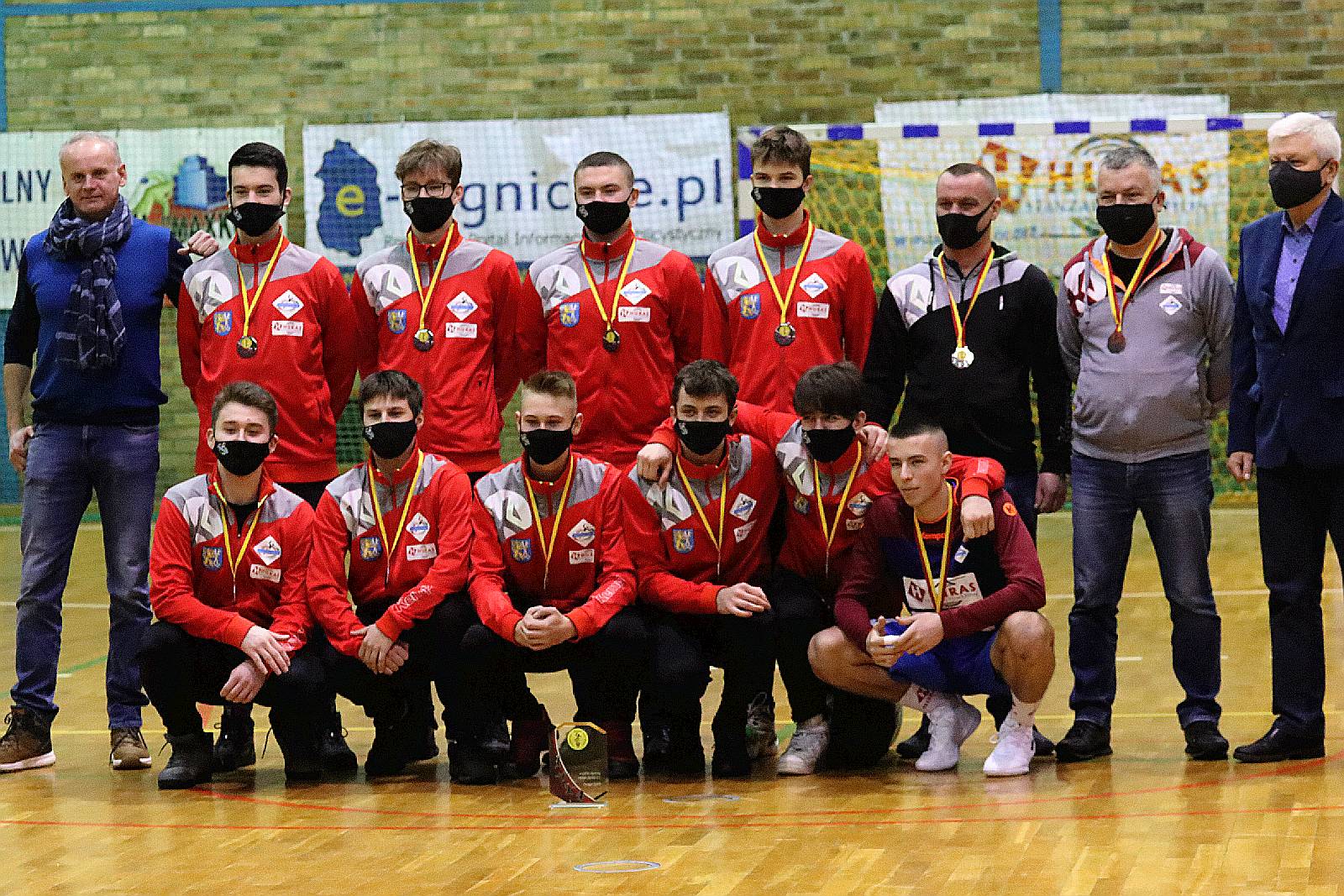 Juniorzy Siódemki odebrali medale za wicemistrzostwo województwa