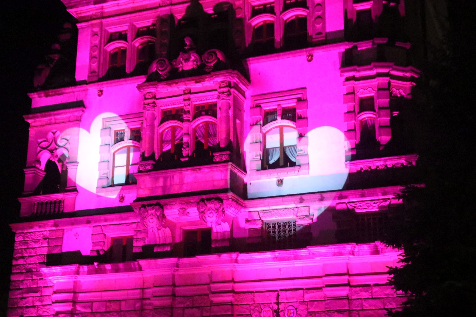 Ratusz okrył się walentynkową iluminacją