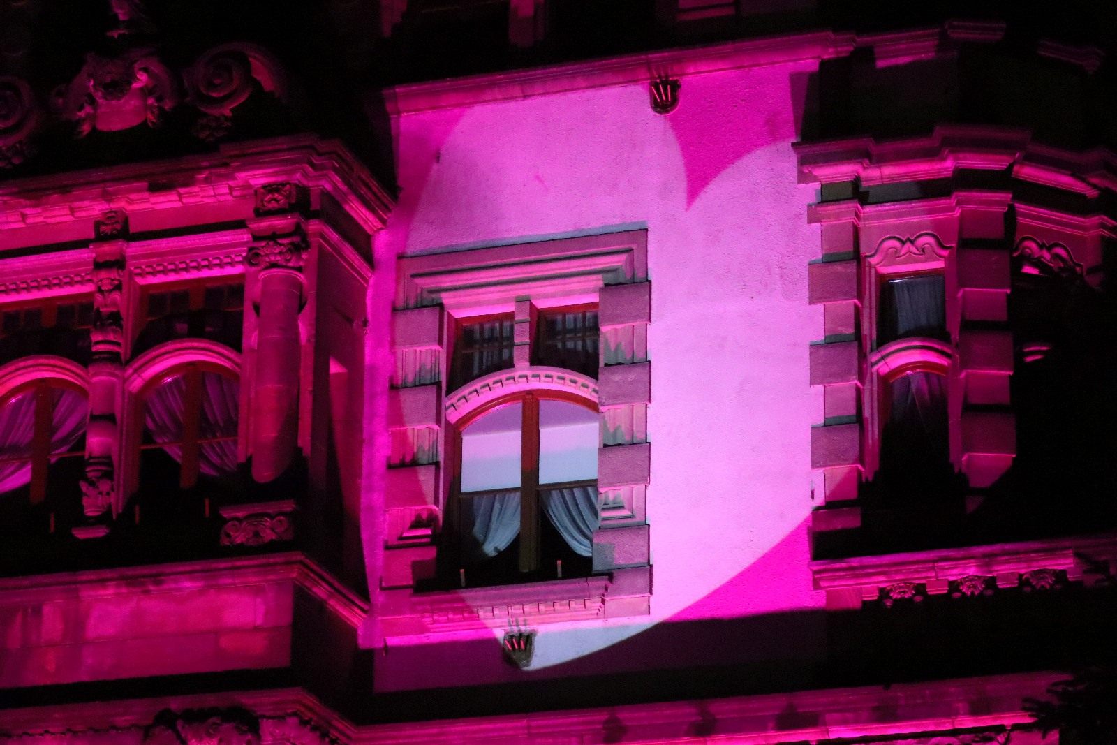 Ratusz okrył się walentynkową iluminacją