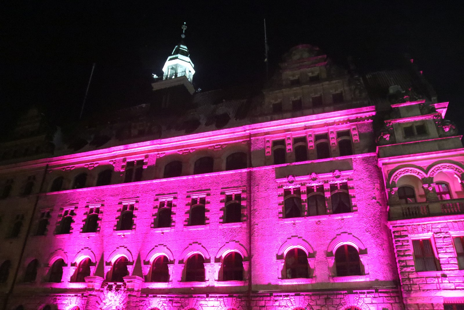 Ratusz okrył się walentynkową iluminacją