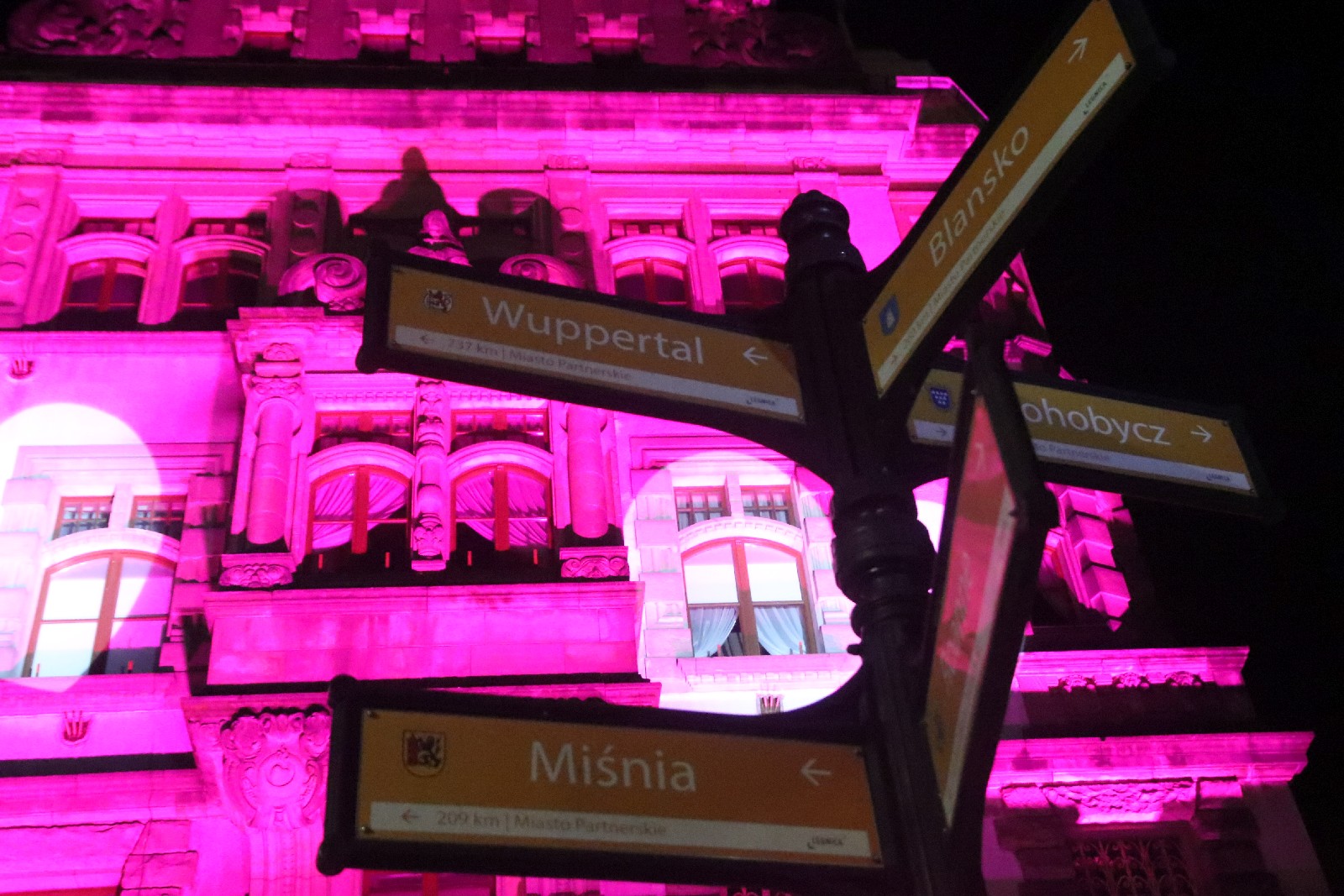 Ratusz okrył się walentynkową iluminacją