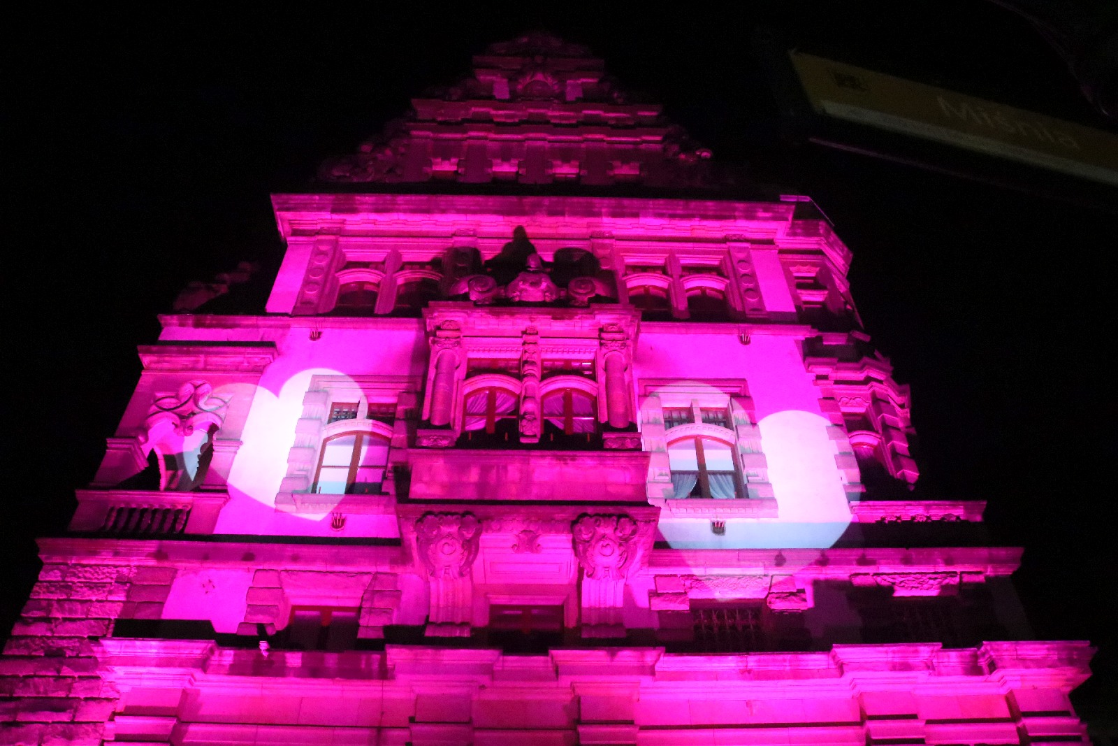 Ratusz okrył się walentynkową iluminacją