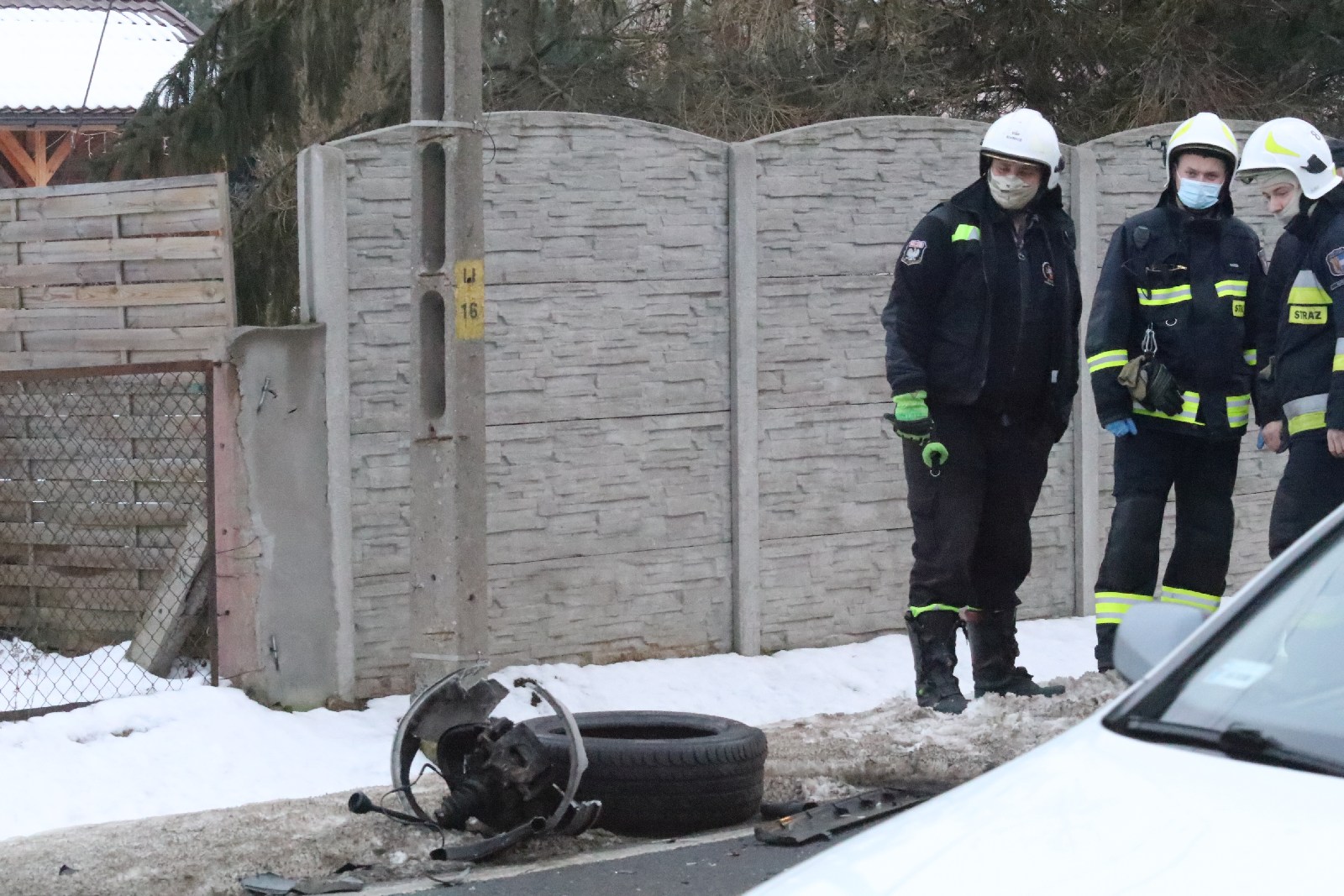 Zderzenie czołowe dwóch samochodów marki Opel w Spalonej