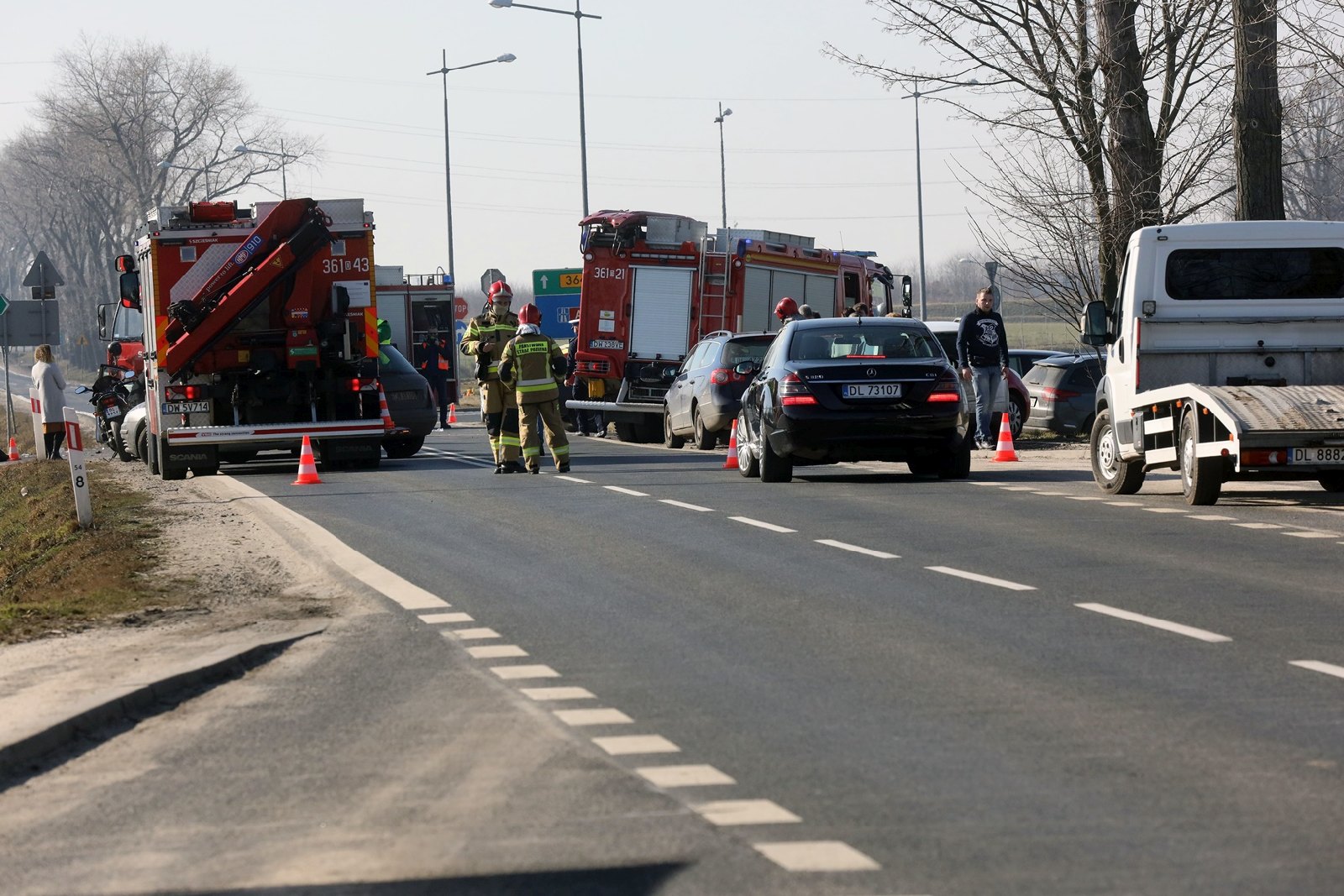 Zderzenie motocykla z samochodem osobowym. Osoba ranna