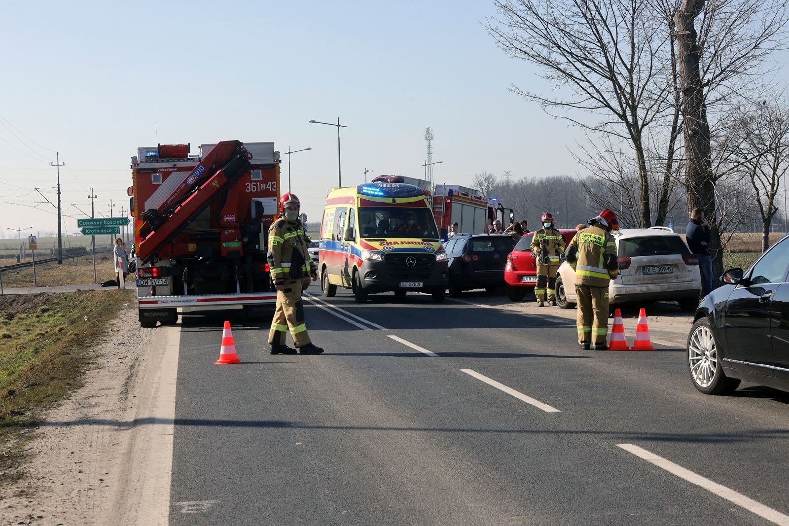 Zderzenie motocykla z samochodem osobowym. Osoba ranna