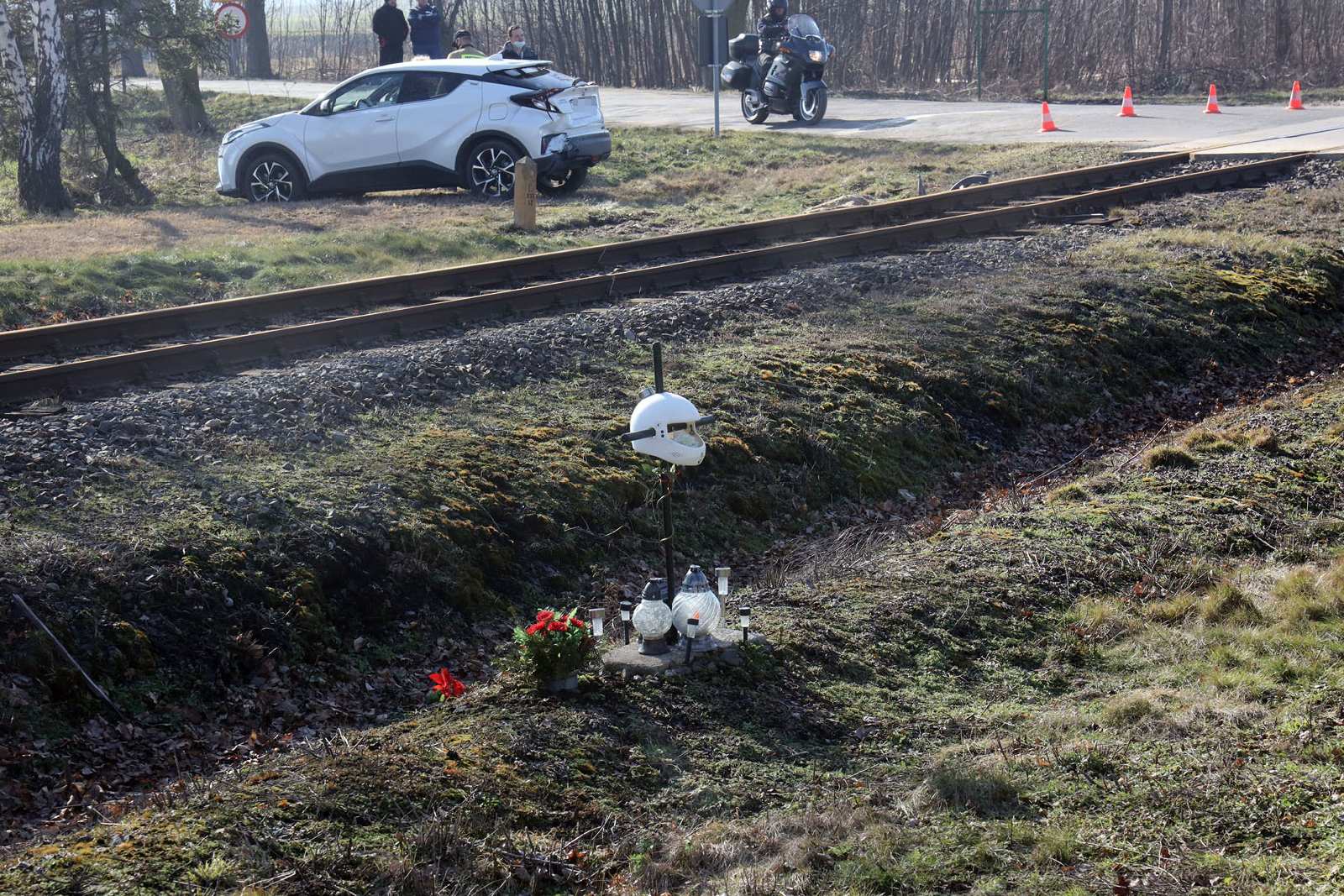 Zderzenie motocykla z samochodem osobowym. Osoba ranna