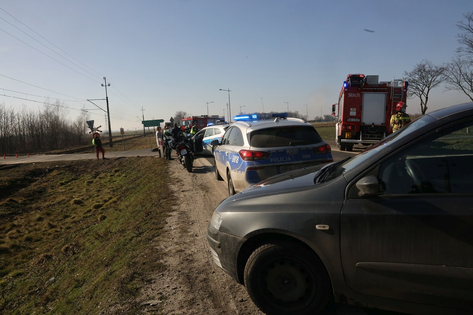 Zderzenie motocykla z samochodem osobowym. Osoba ranna