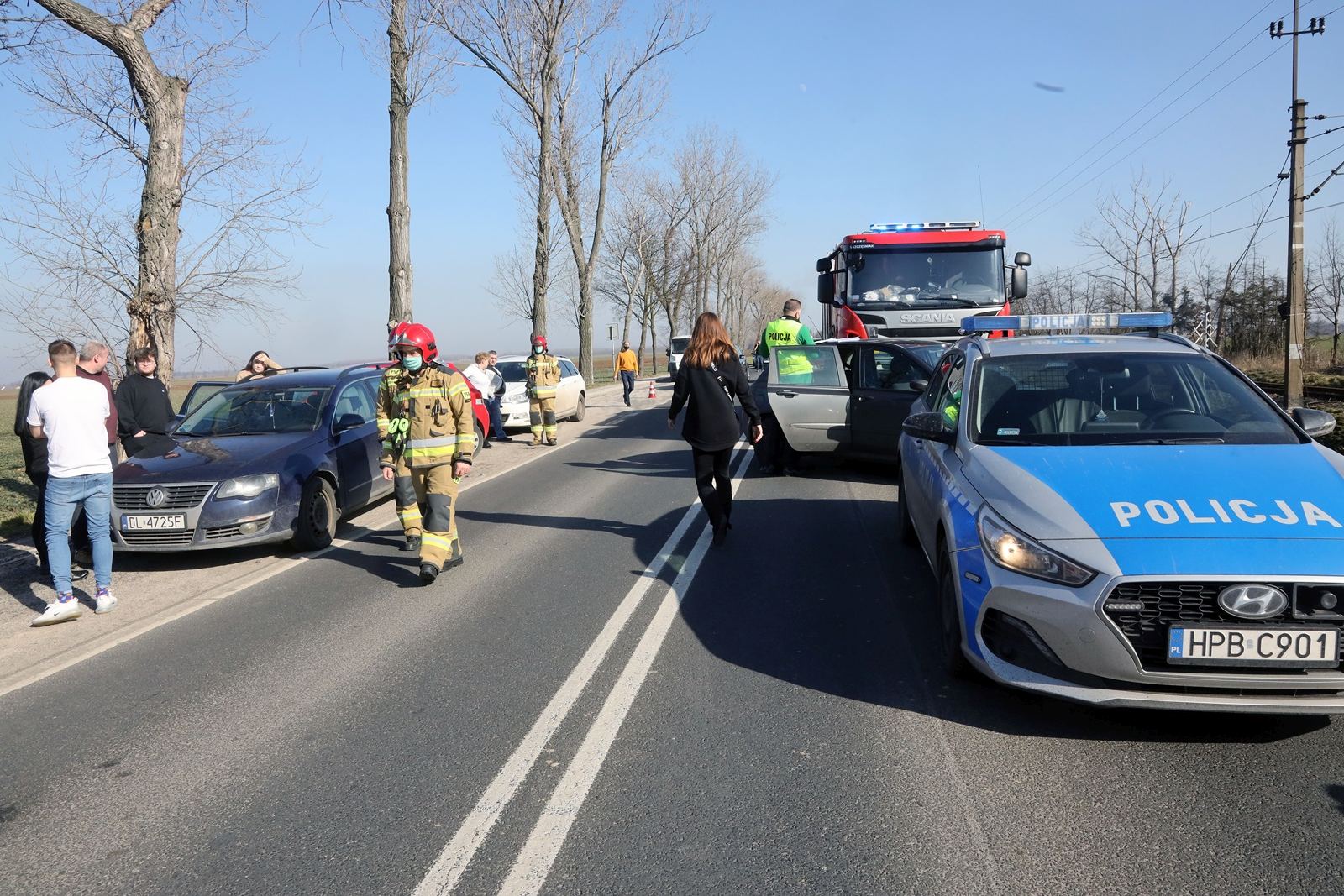 Zderzenie motocykla z samochodem osobowym. Osoba ranna