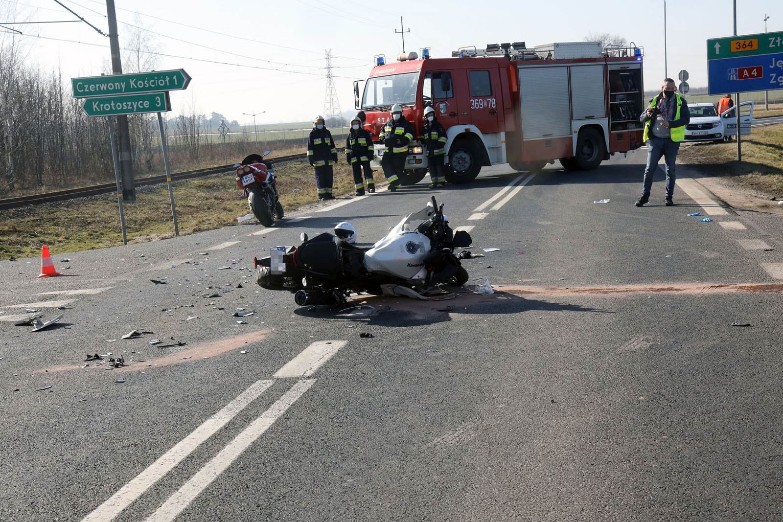 Zderzenie motocykla z samochodem osobowym. Osoba ranna