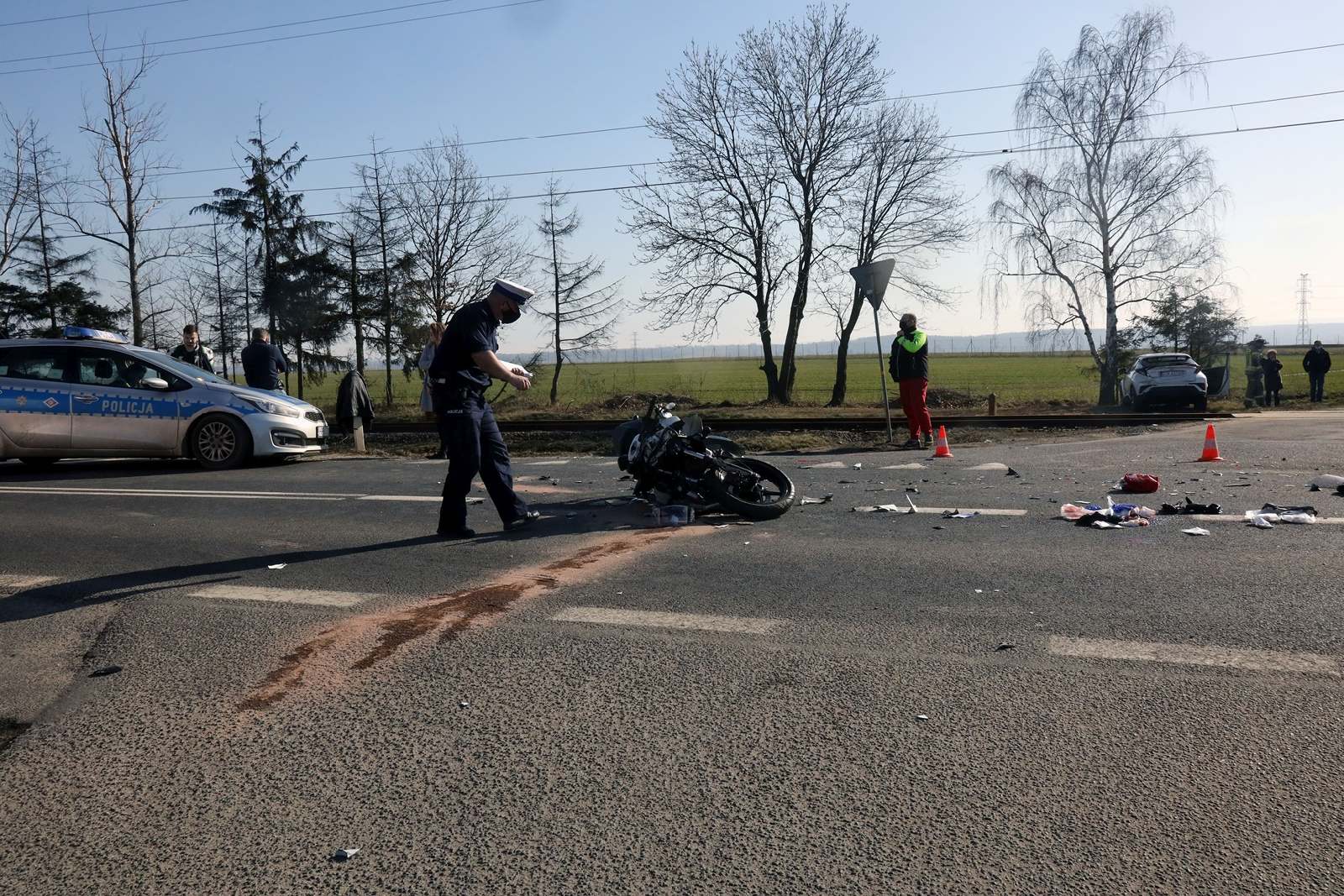 Zderzenie motocykla z samochodem osobowym. Osoba ranna