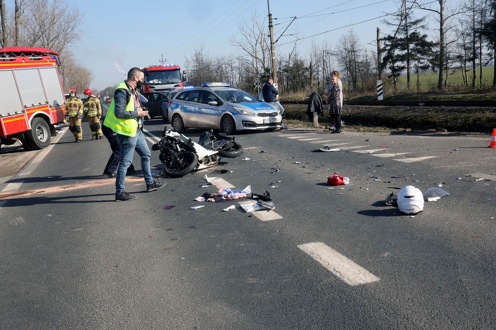 Zderzenie motocykla z samochodem osobowym. Osoba ranna