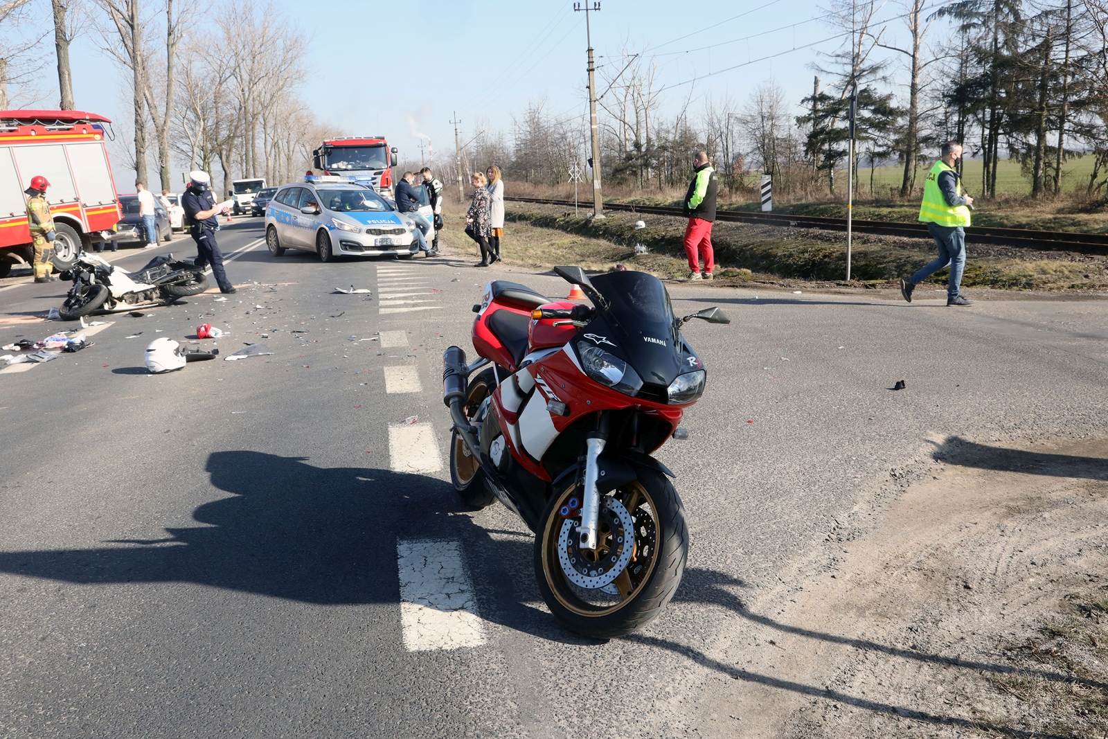 Zderzenie motocykla z samochodem osobowym. Osoba ranna