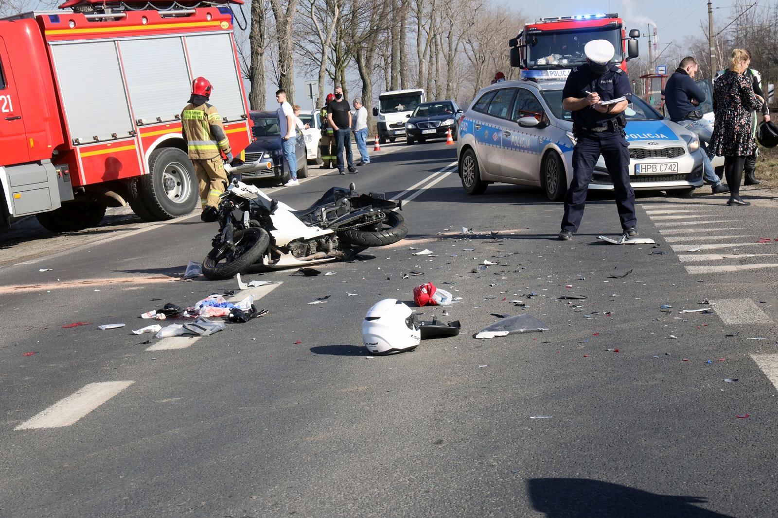 Zderzenie motocykla z samochodem osobowym. Osoba ranna
