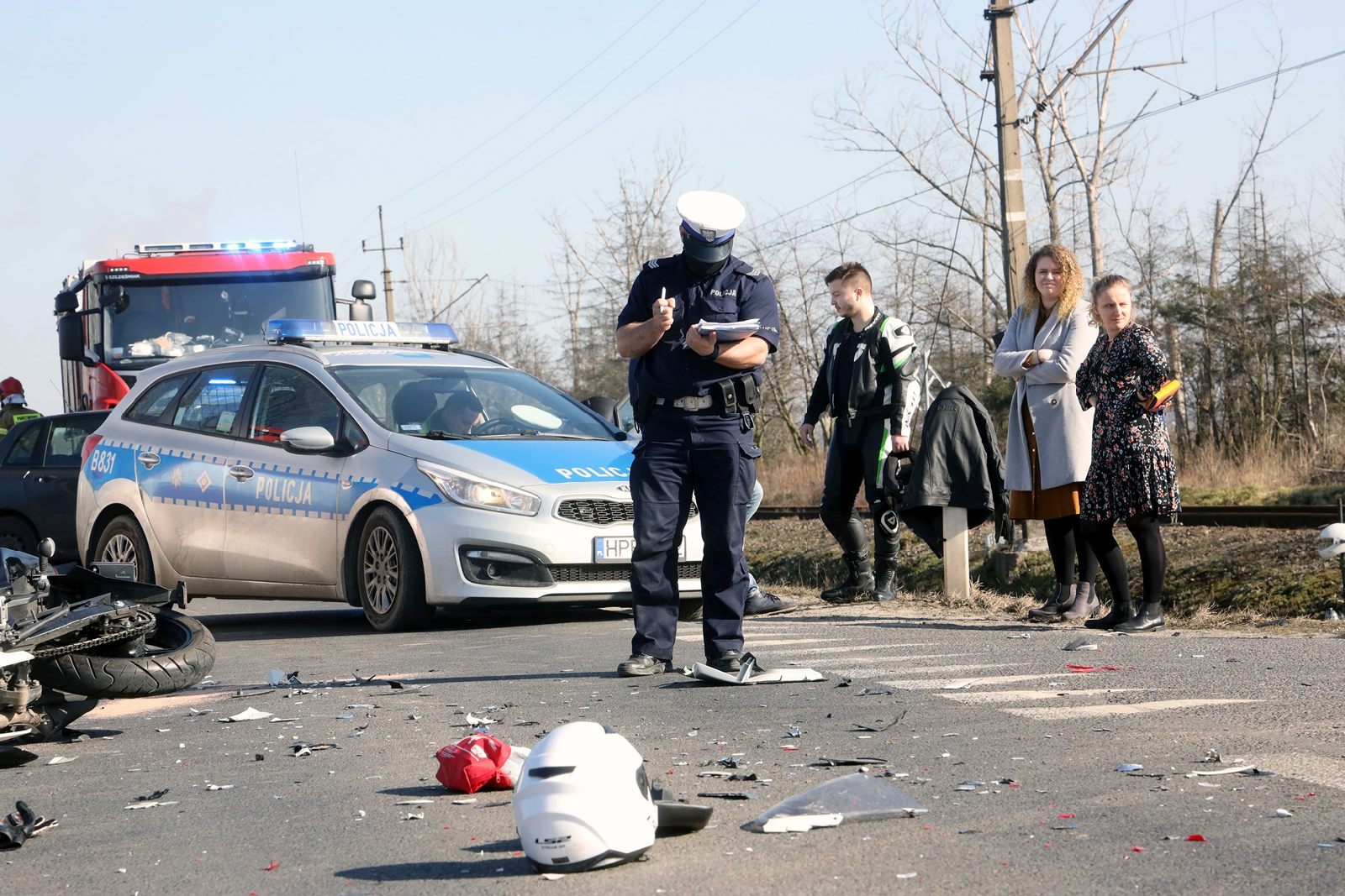 Zderzenie motocykla z samochodem osobowym. Osoba ranna