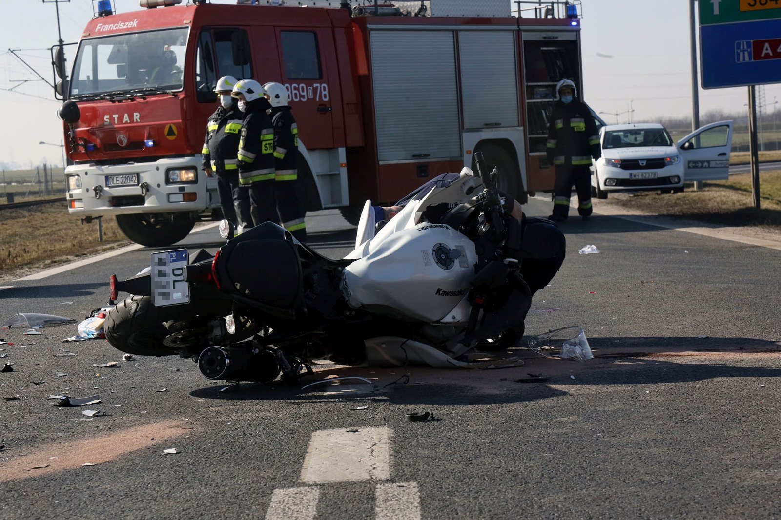 Zderzenie motocykla z samochodem osobowym. Osoba ranna