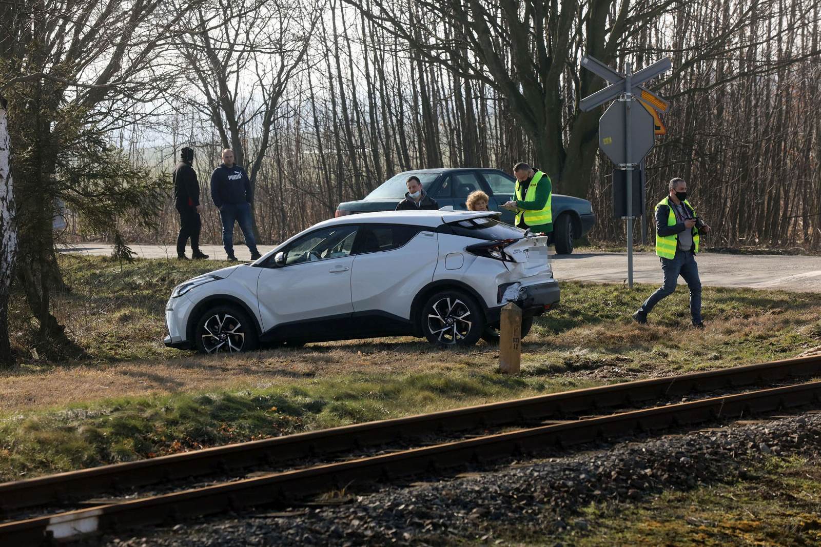 Zderzenie motocykla z samochodem osobowym. Osoba ranna