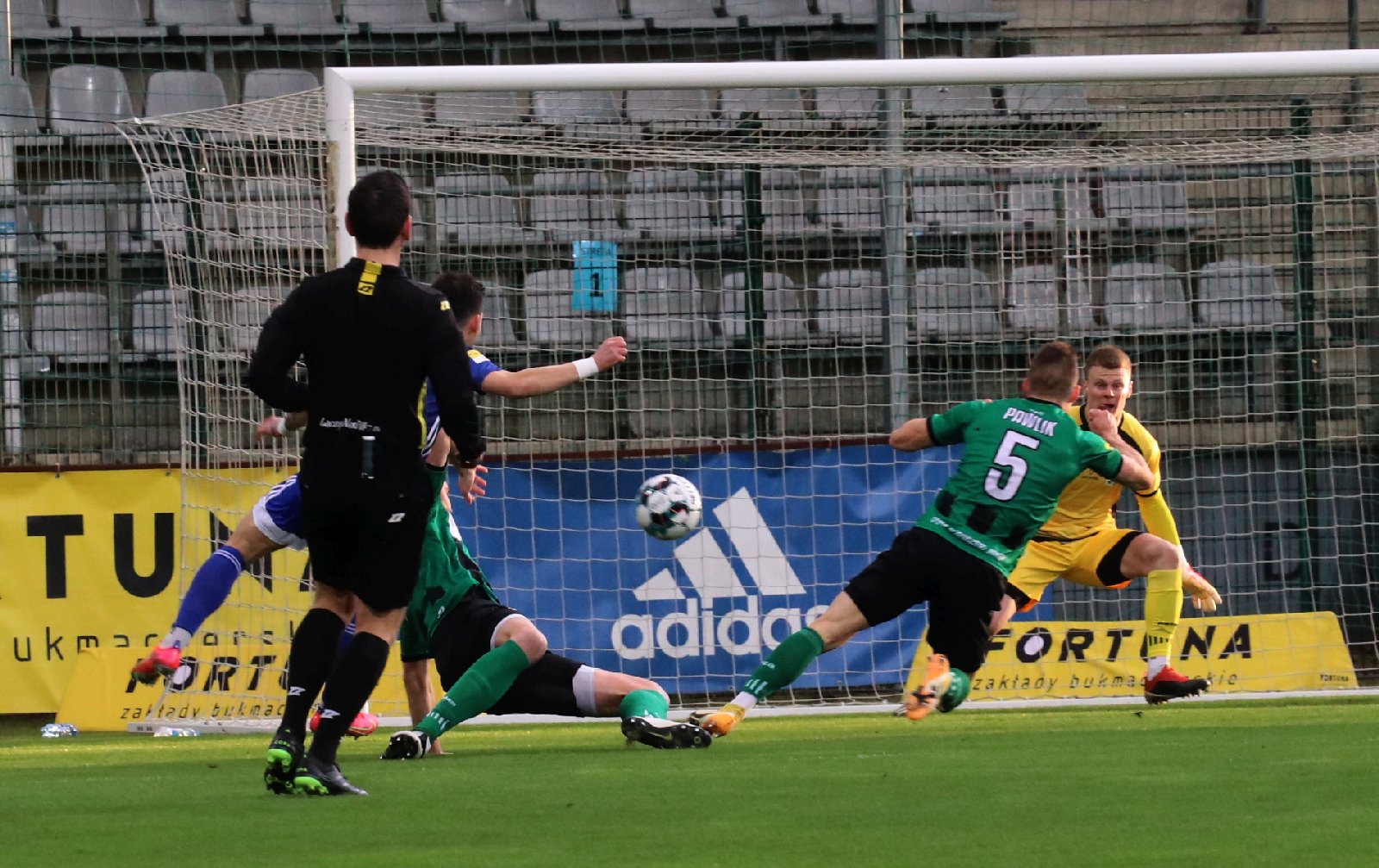 Miedź Legnica pokonuje GKS Bełchatów 3:0