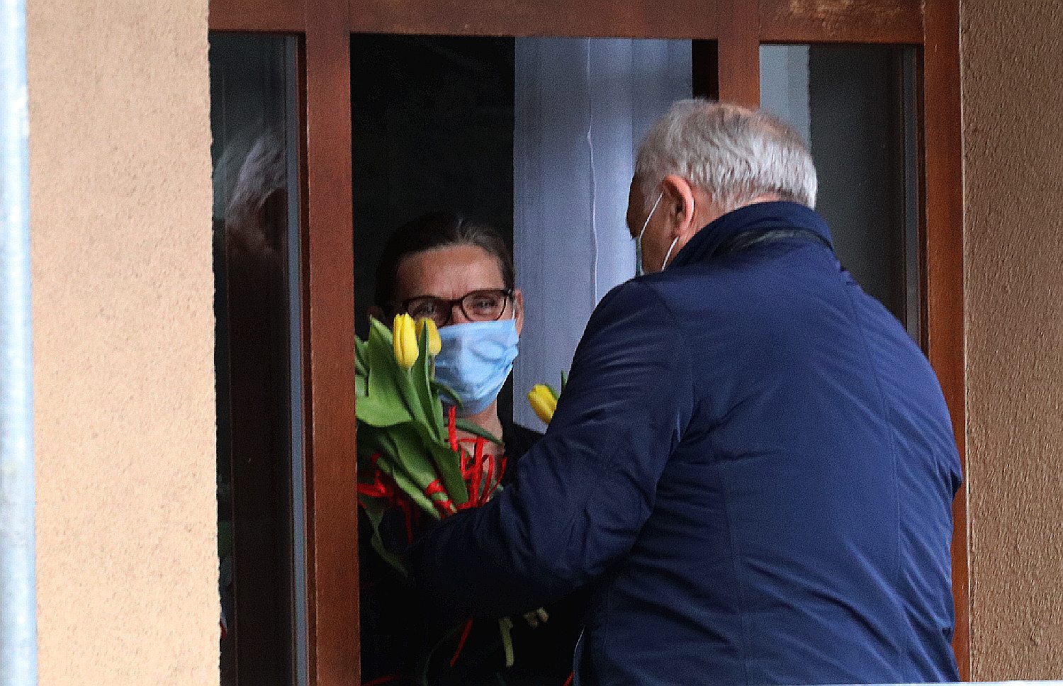 Prezydent obdarowywał panie kwiatami z okazji ich święta