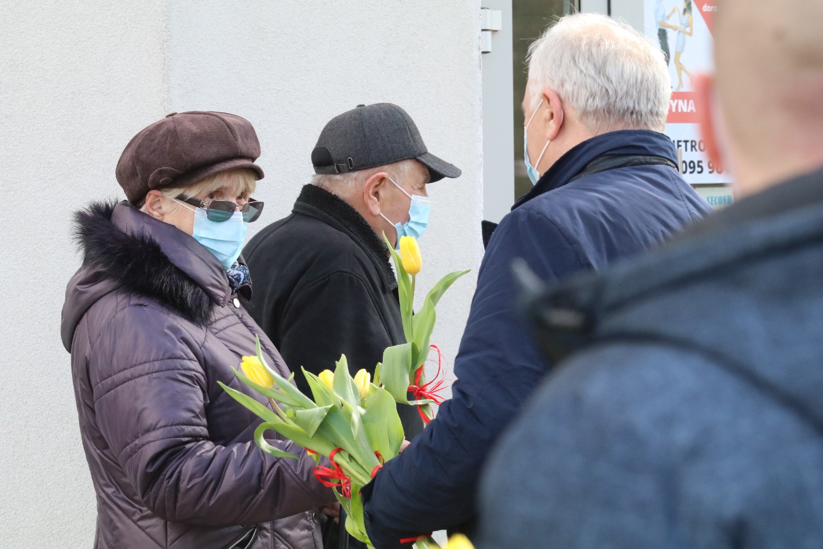 Prezydent obdarowywał panie kwiatami z okazji ich święta
