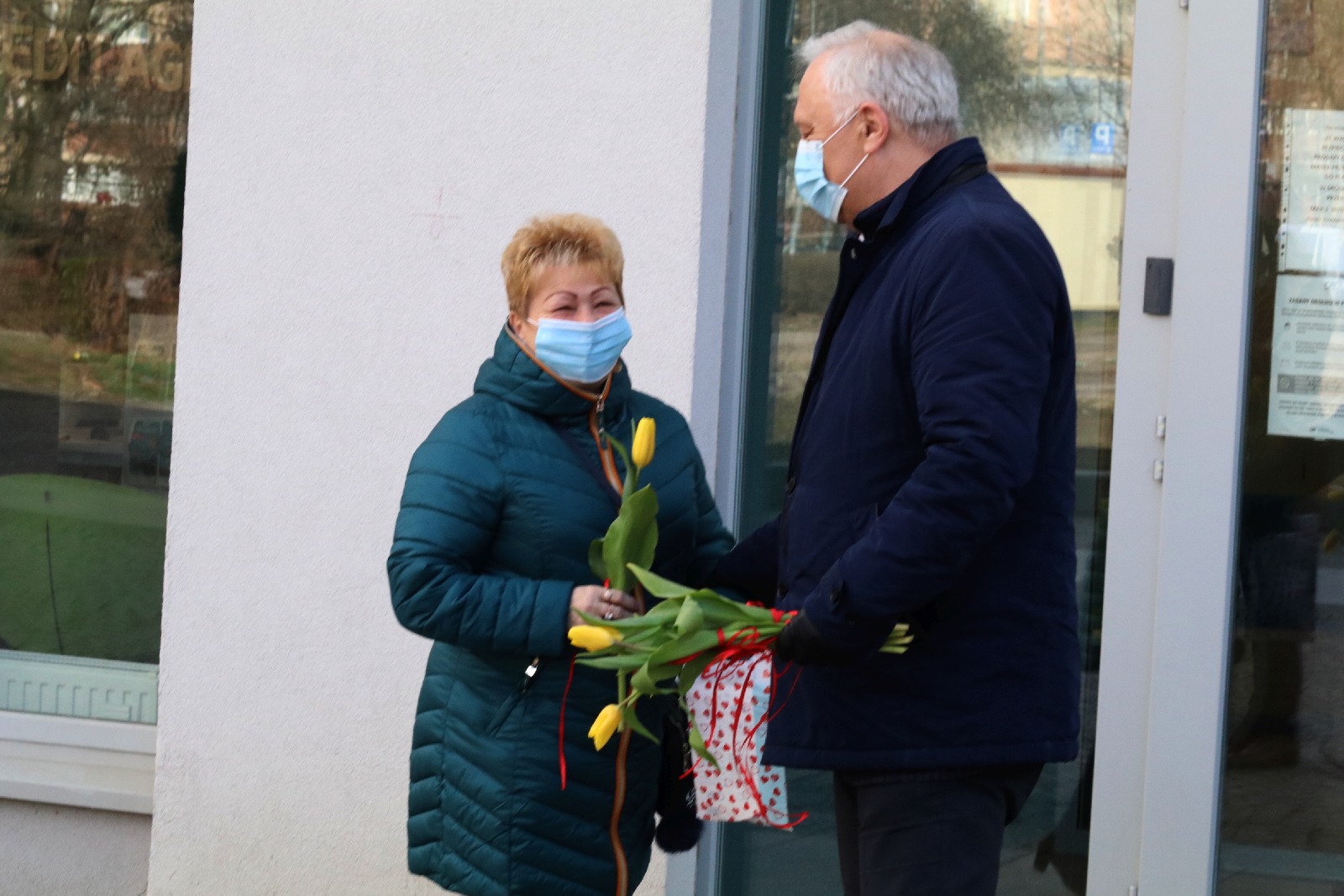 Prezydent obdarowywał panie kwiatami z okazji ich święta