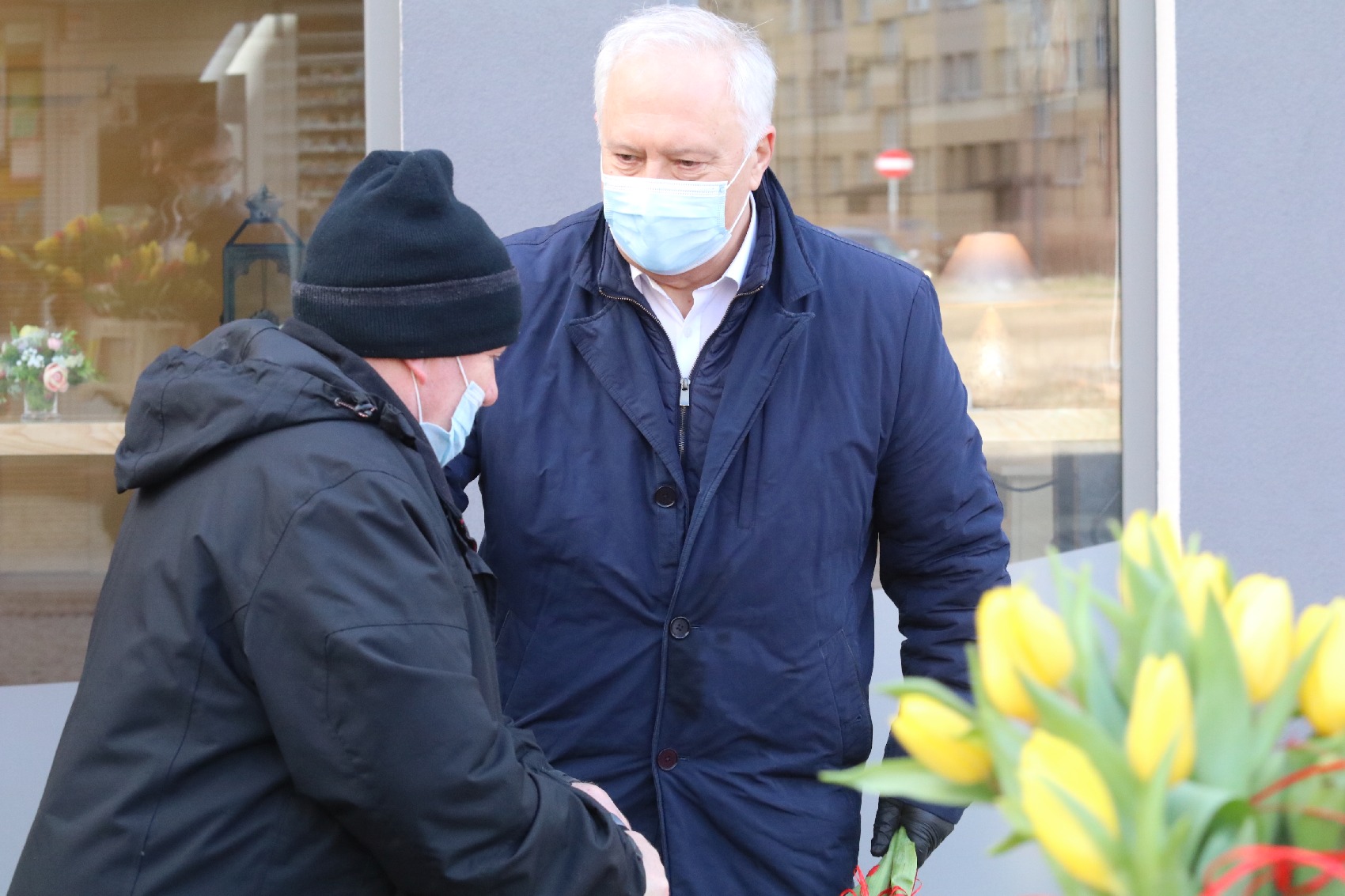 Prezydent obdarowywał panie kwiatami z okazji ich święta