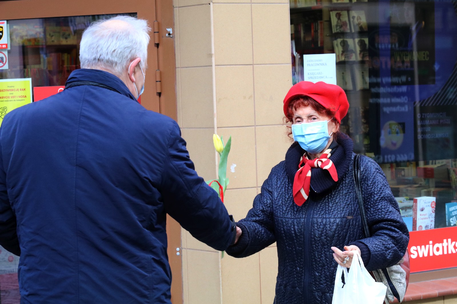 Prezydent obdarowywał panie kwiatami z okazji ich święta