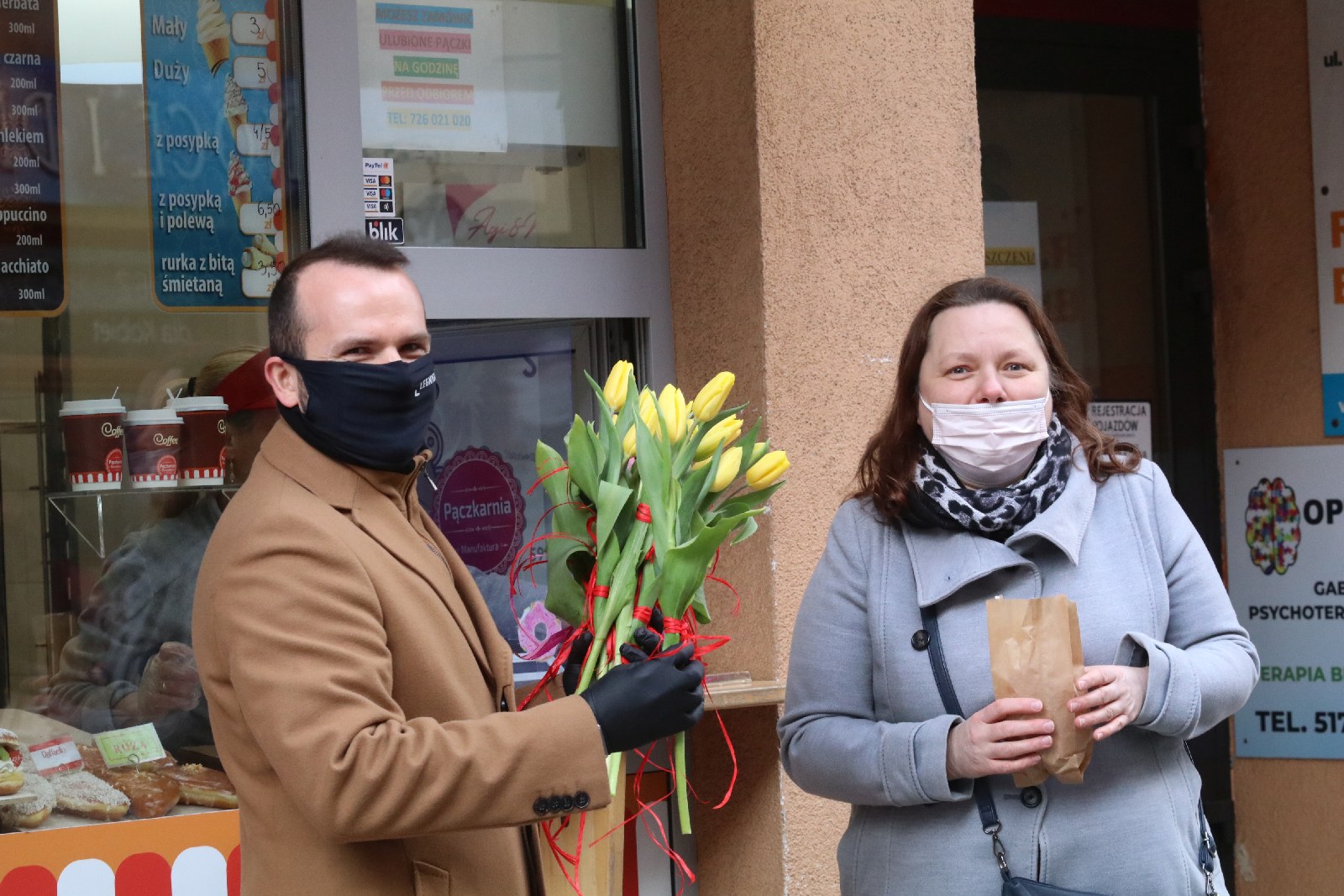 Prezydent obdarowywał panie kwiatami z okazji ich święta