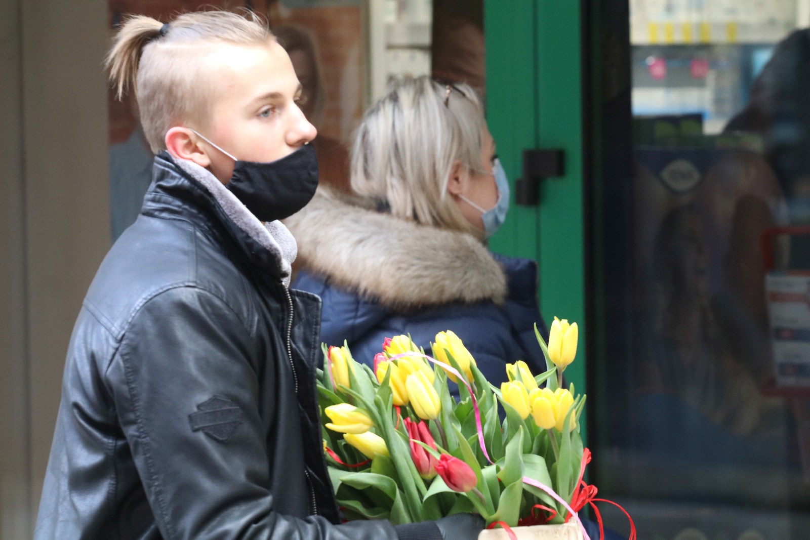 Prezydent obdarowywał panie kwiatami z okazji ich święta