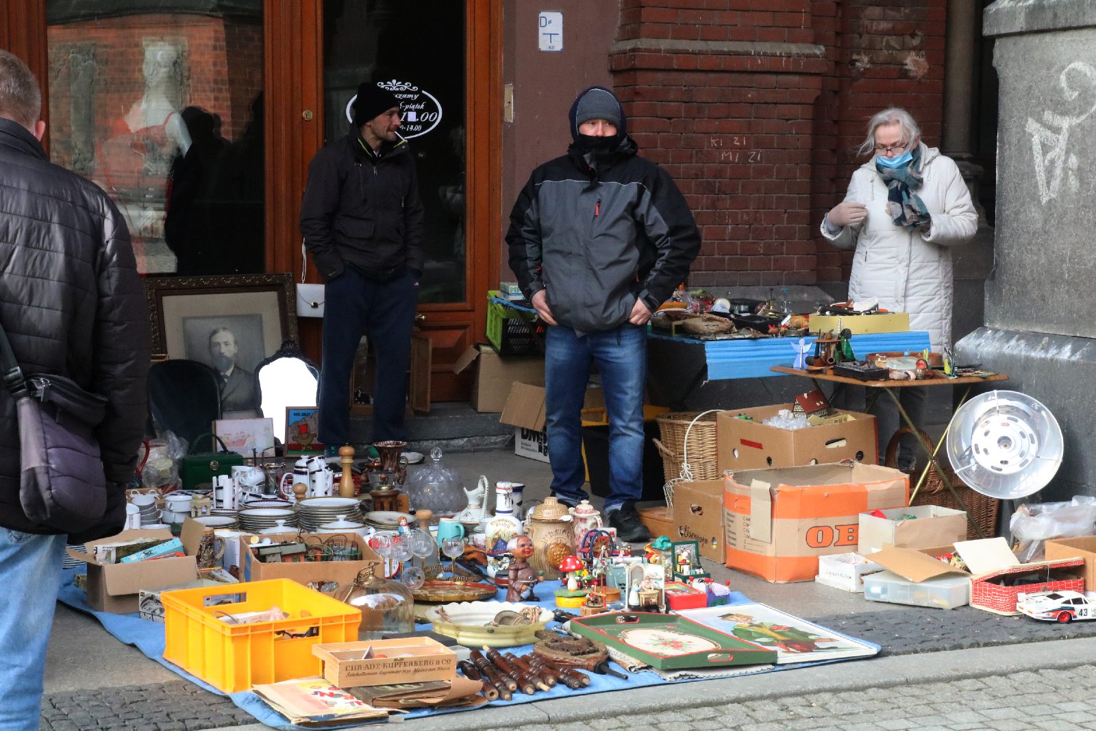 Na rynku zjawili się poszukiwacze antyków i unikalnych bibelotów