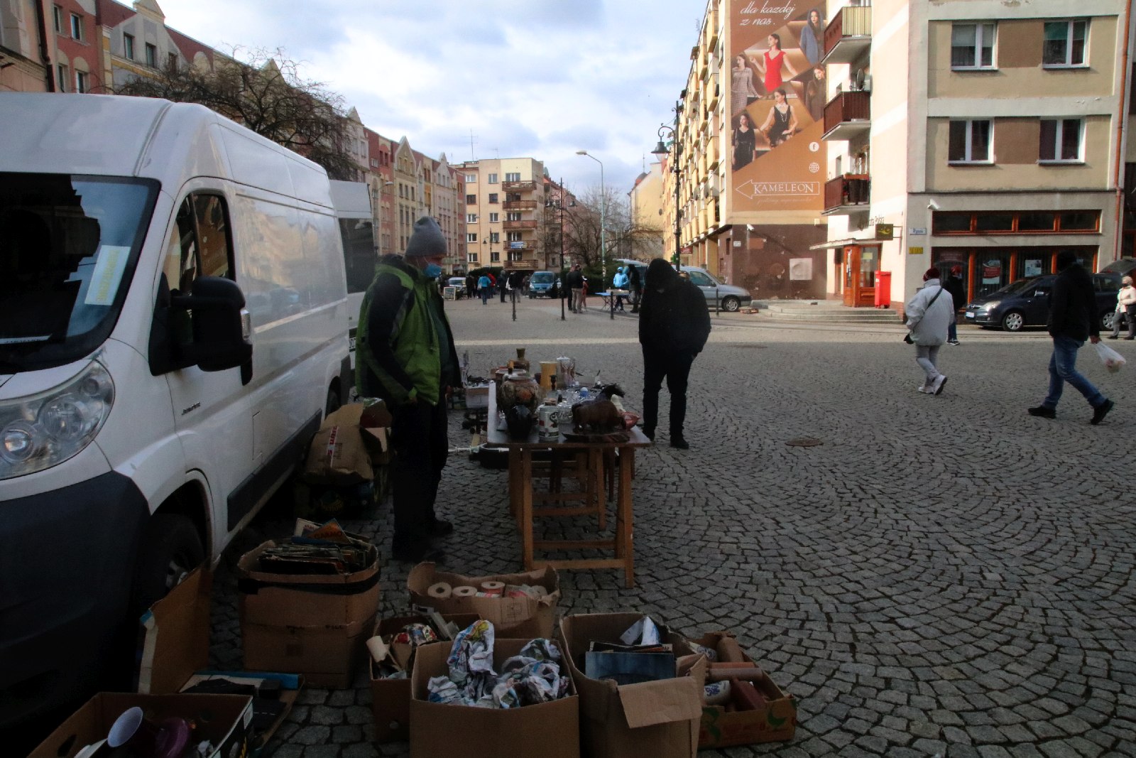 Na rynku zjawili się poszukiwacze antyków i unikalnych bibelotów