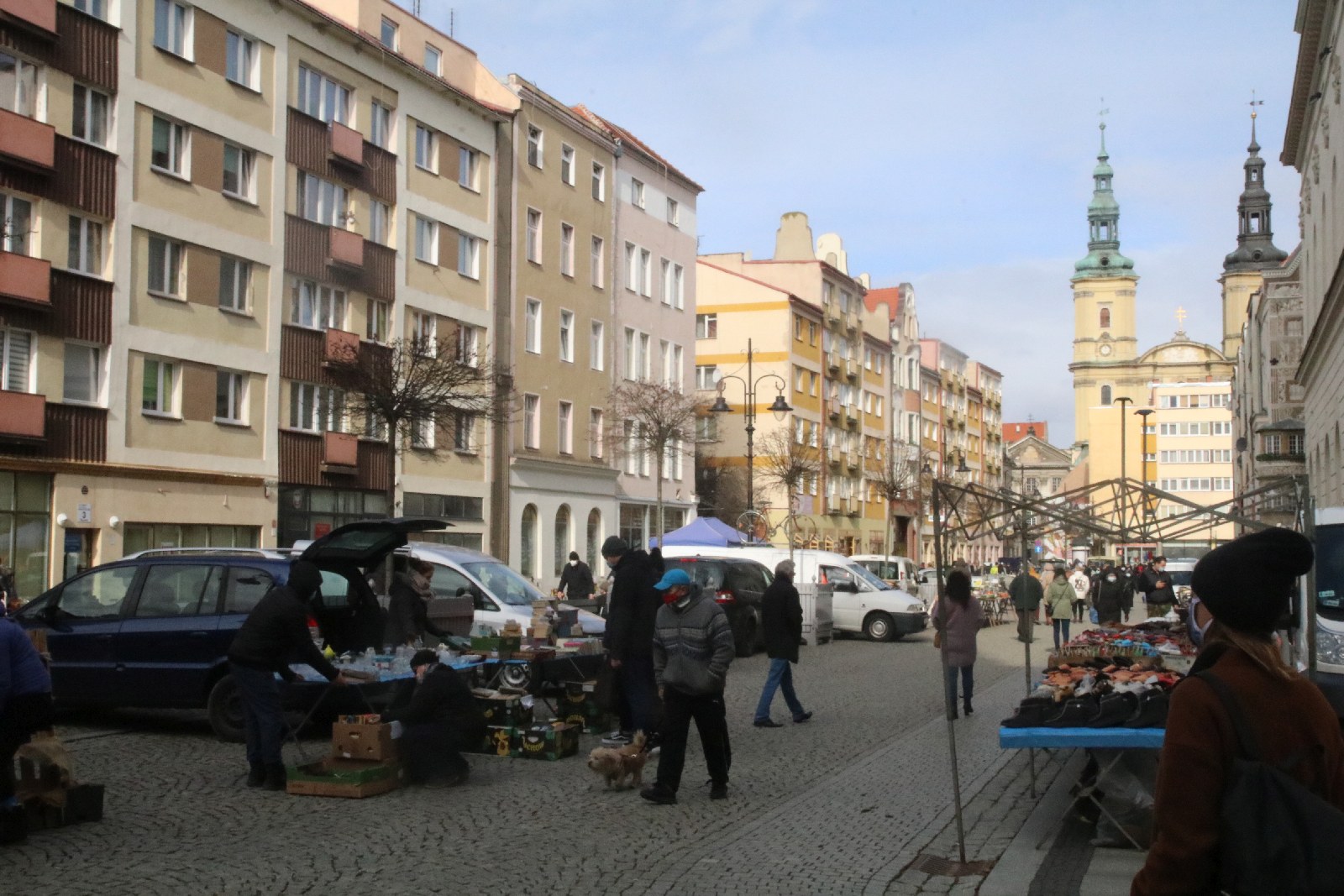 Na rynku zjawili się poszukiwacze antyków i unikalnych bibelotów